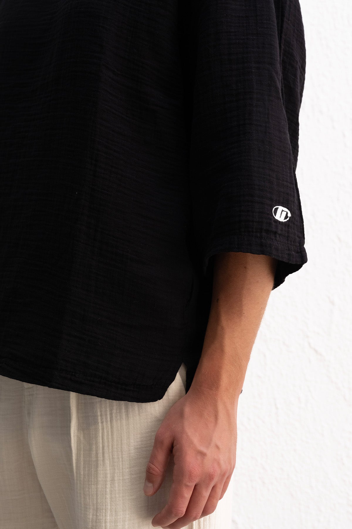 NAKIŞLI DOKULU SİYAH T-SHIRT GIESTO