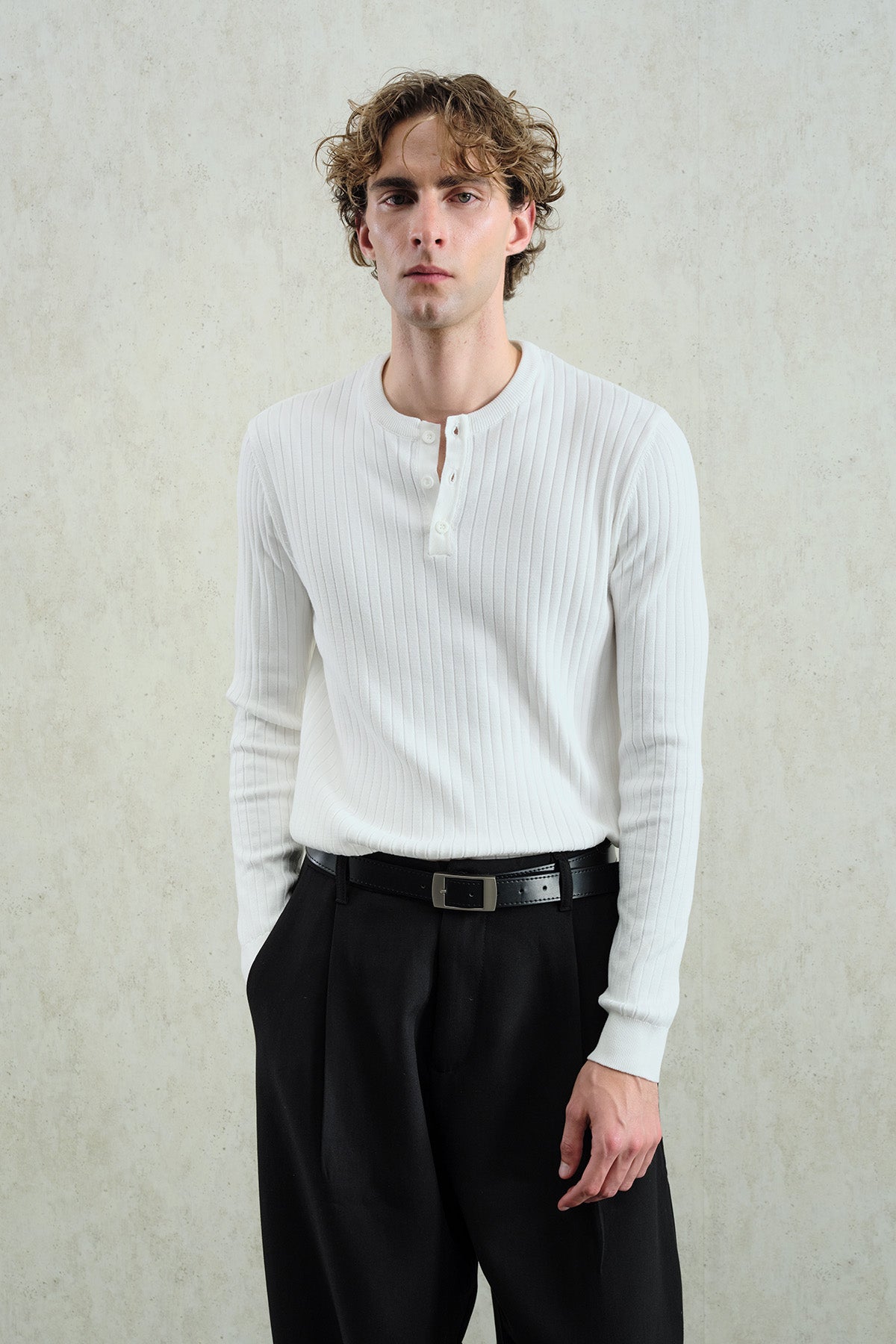 DAR KESİM DÜĞMELİ TRİKO BEYAZ T-SHIRT