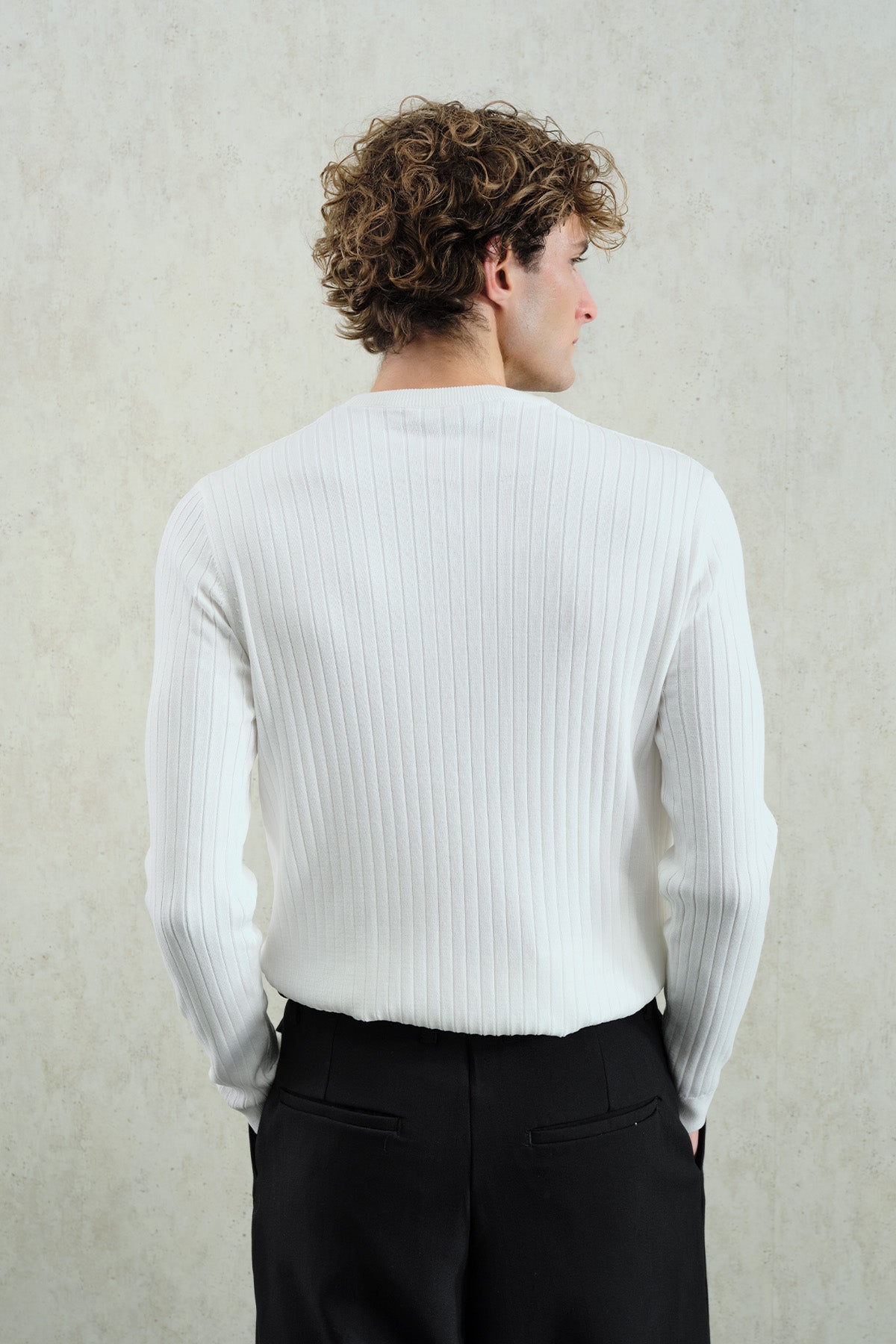 DAR KESİM DÜĞMELİ TRİKO BEYAZ T-SHIRT