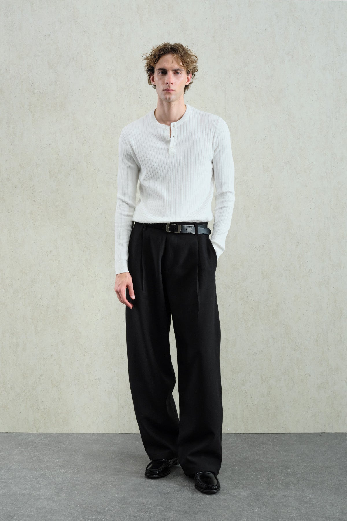 DAR KESİM DÜĞMELİ TRİKO BEYAZ T-SHIRT