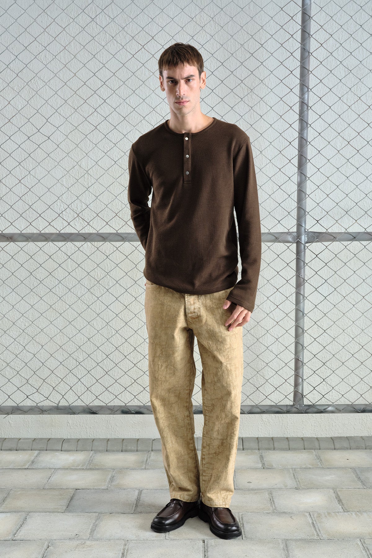 METAL ÇITÇITLI UZUN KOLLU KAHVERENGİ T-SHIRT