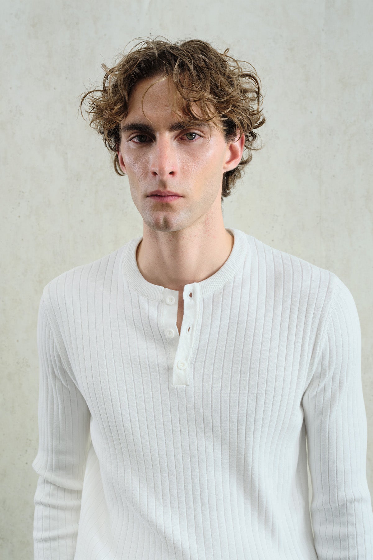 DAR KESİM DÜĞMELİ TRİKO BEYAZ T-SHIRT