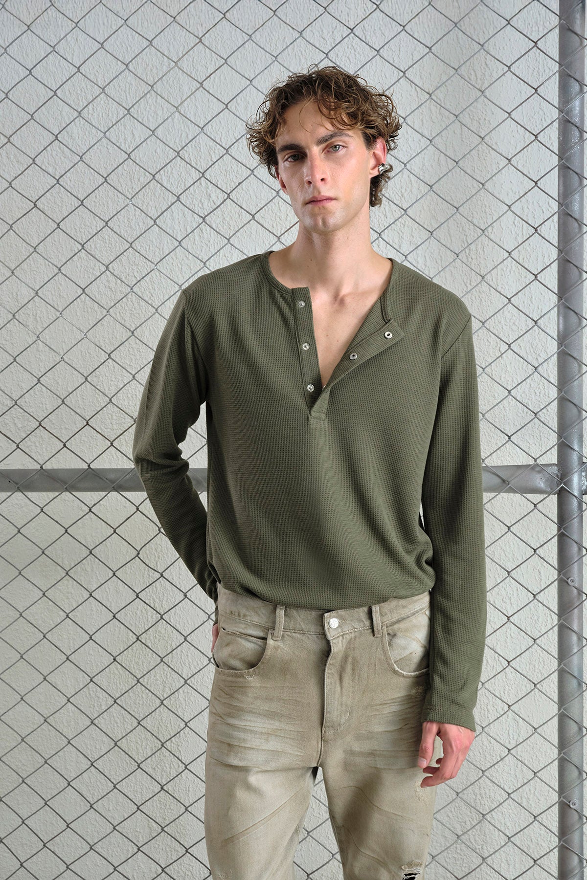 METAL ÇITÇITLI UZUN KOLLU HAKİ T-SHIRT