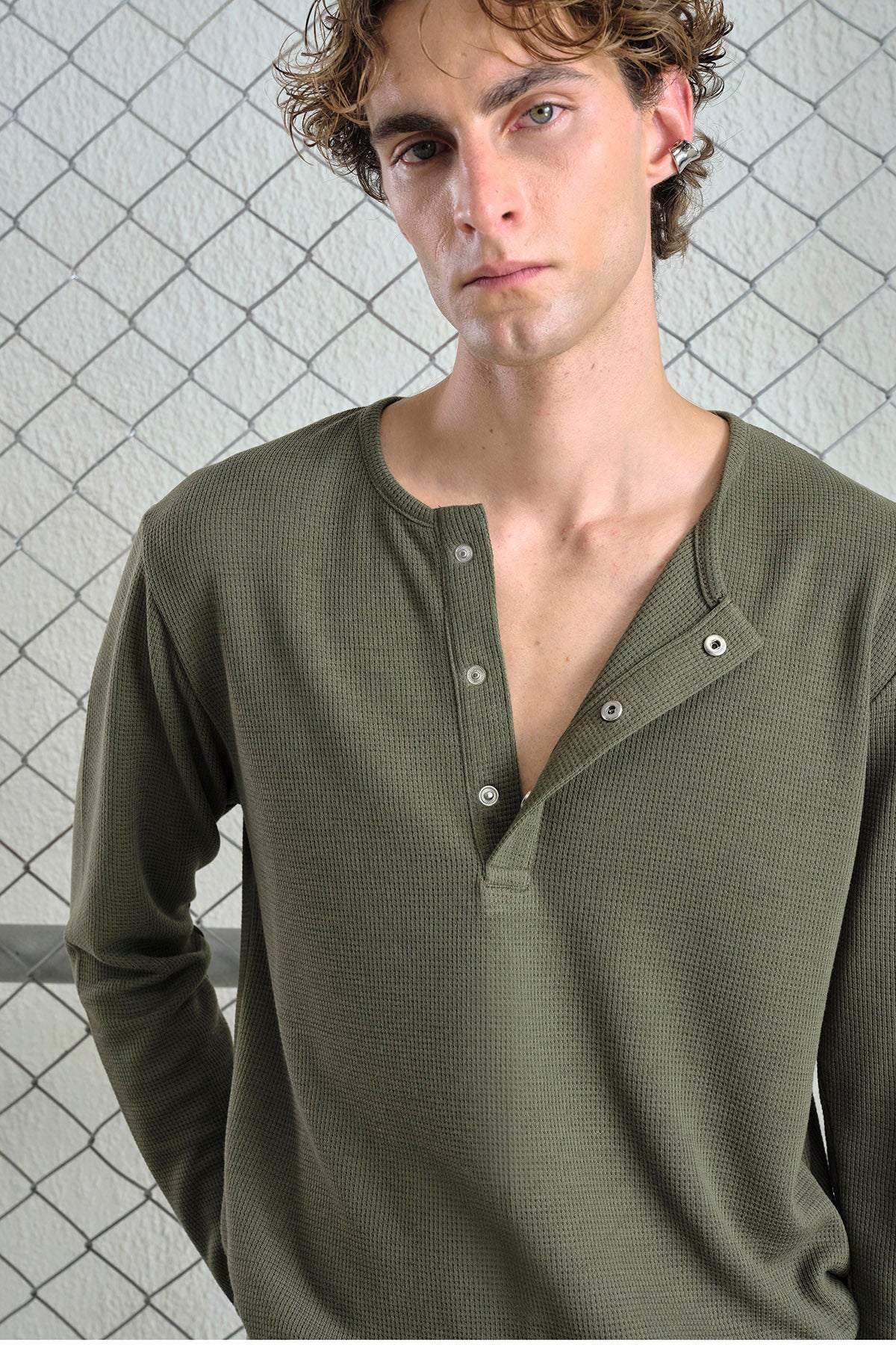 METAL ÇITÇITLI UZUN KOLLU HAKİ T-SHIRT