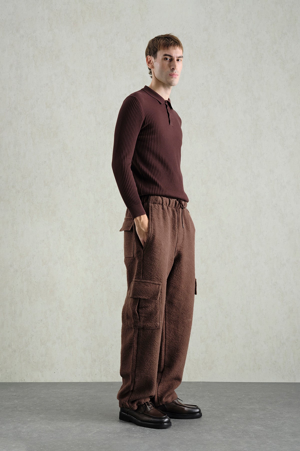 DAR KESİM DÜĞMELİ POLO YAKA TRİKO KAHVERENGİ T-SHIRT