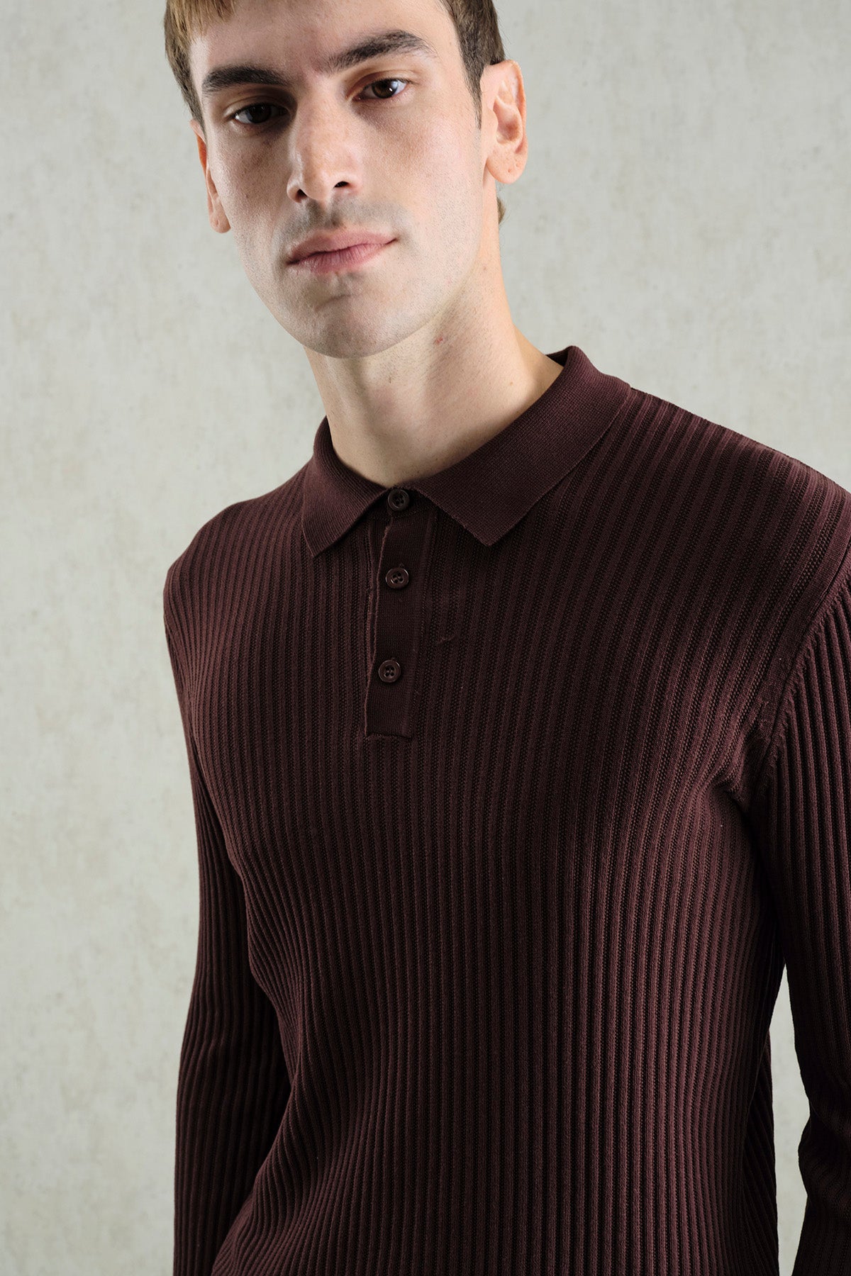 DAR KESİM DÜĞMELİ POLO YAKA TRİKO KAHVERENGİ T-SHIRT