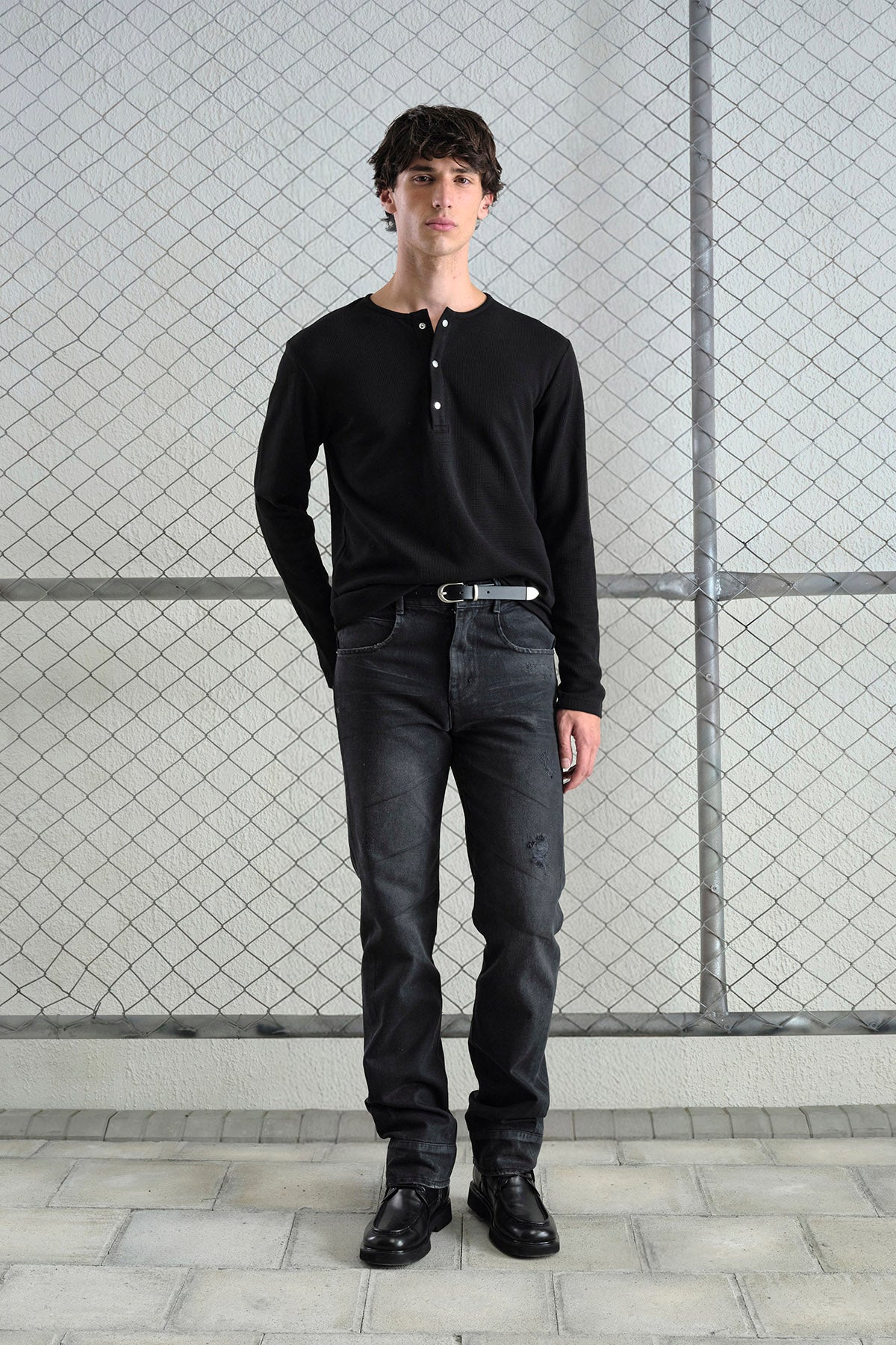 METAL ÇITÇITLI UZUN KOLLU SİYAH T-SHIRT