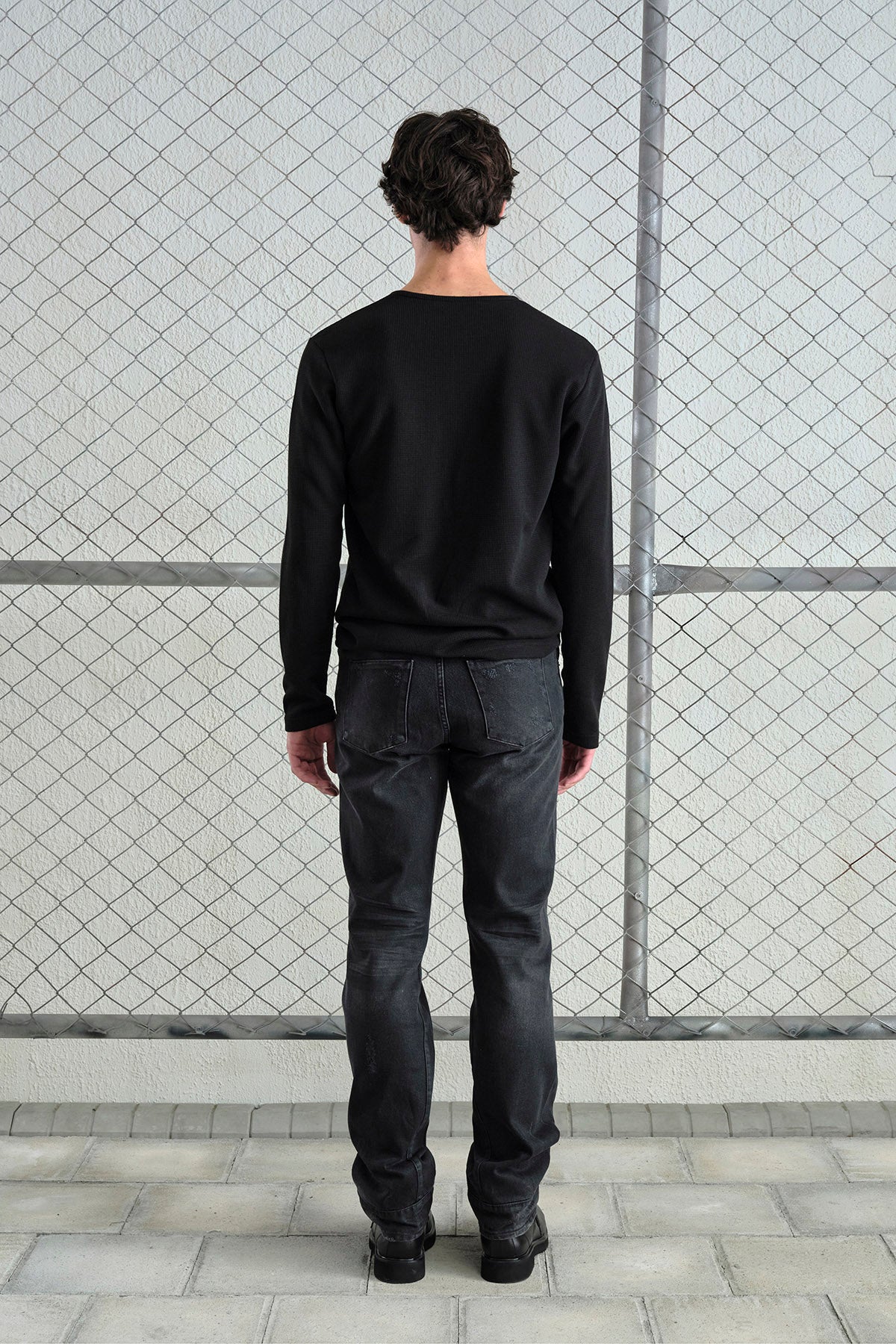 METAL ÇITÇITLI UZUN KOLLU SİYAH T-SHIRT