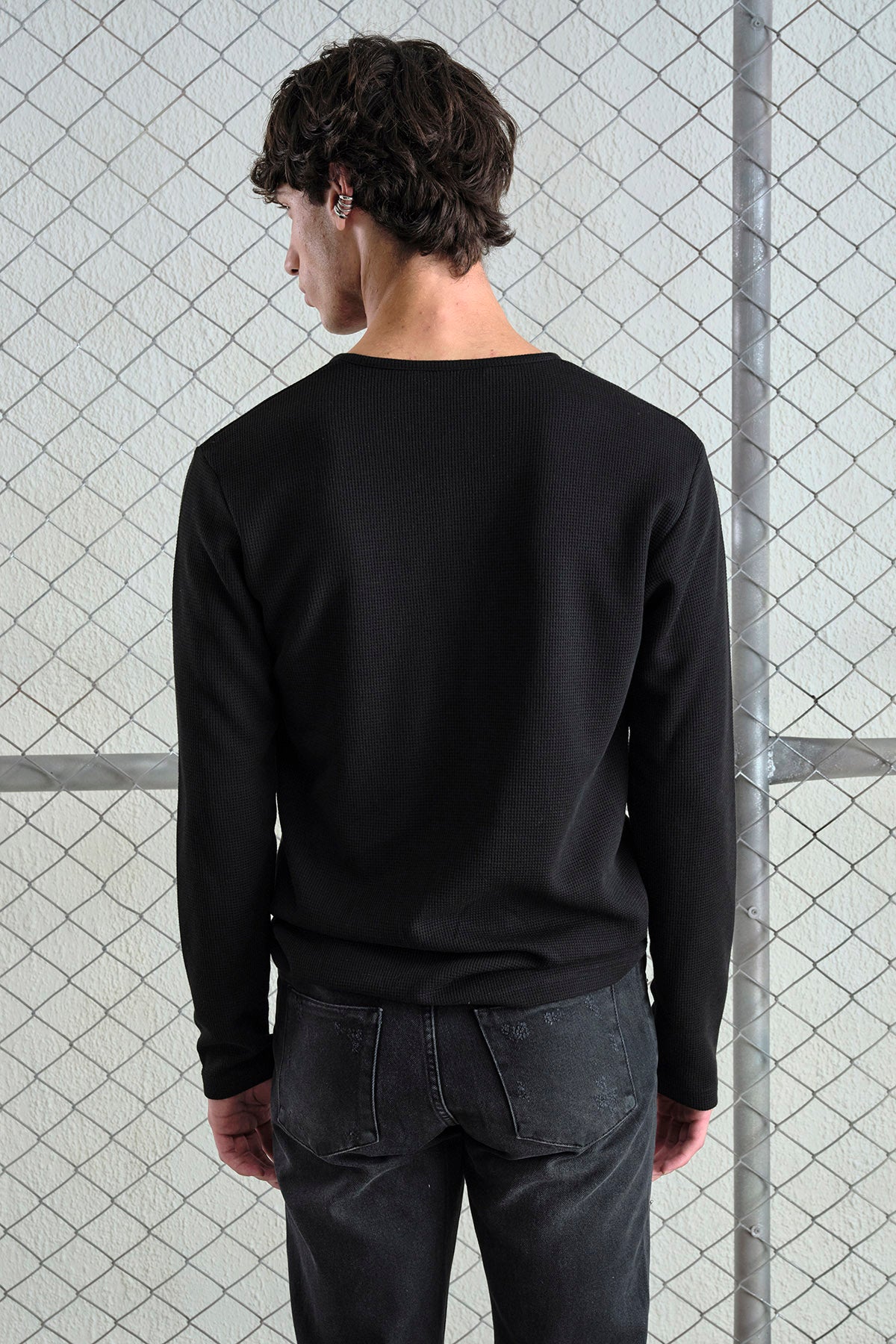 METAL ÇITÇITLI UZUN KOLLU SİYAH T-SHIRT