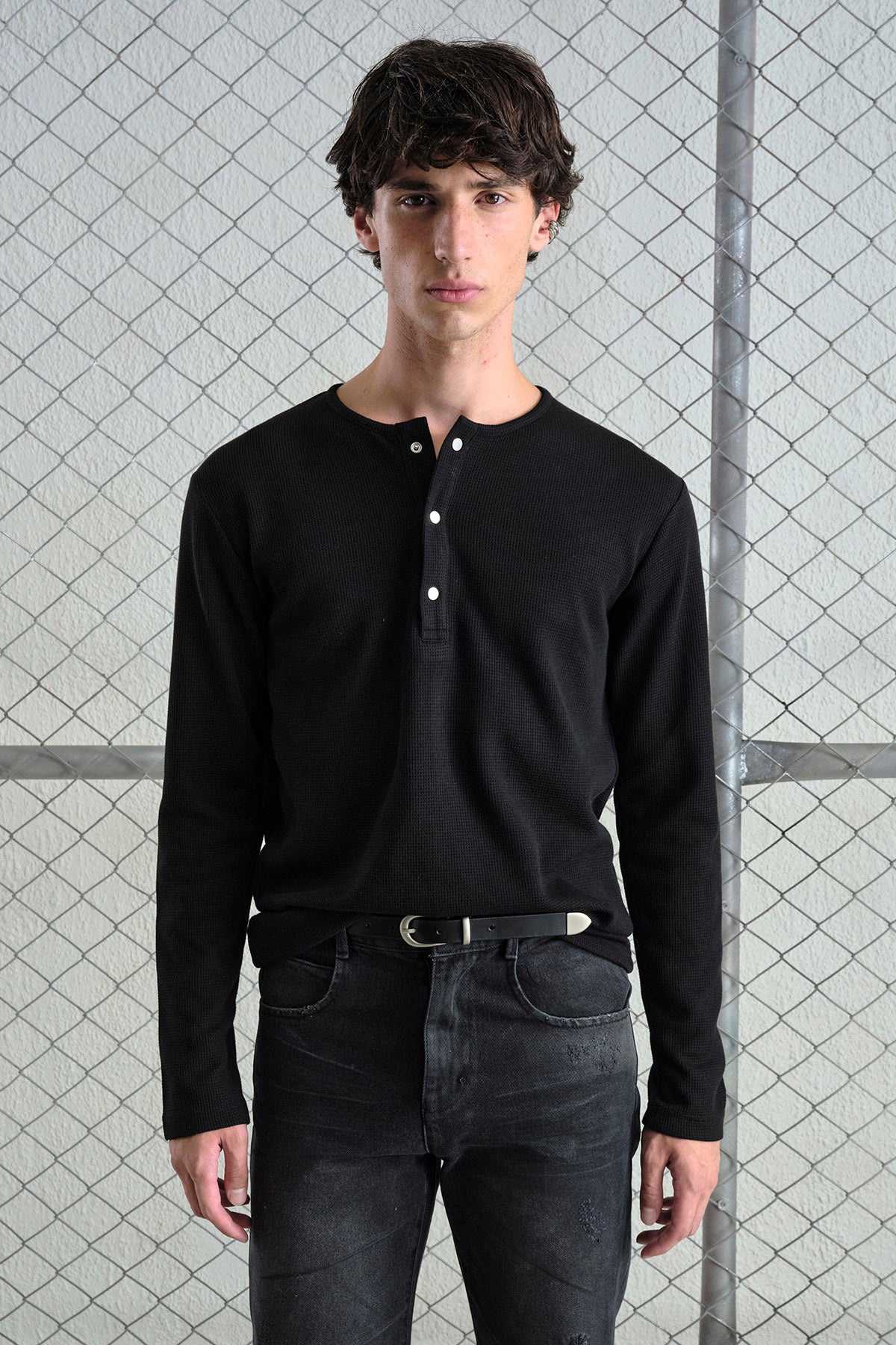 METAL ÇITÇITLI UZUN KOLLU SİYAH T-SHIRT