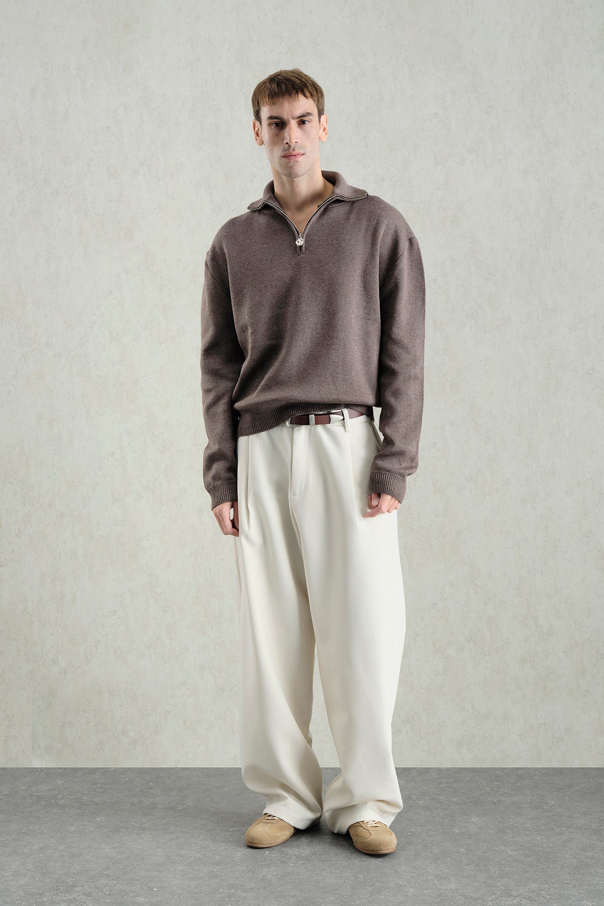 FERMUARLI REGULAR FIT YÜKSEK YAKA KAHVERENGİ KAZAK