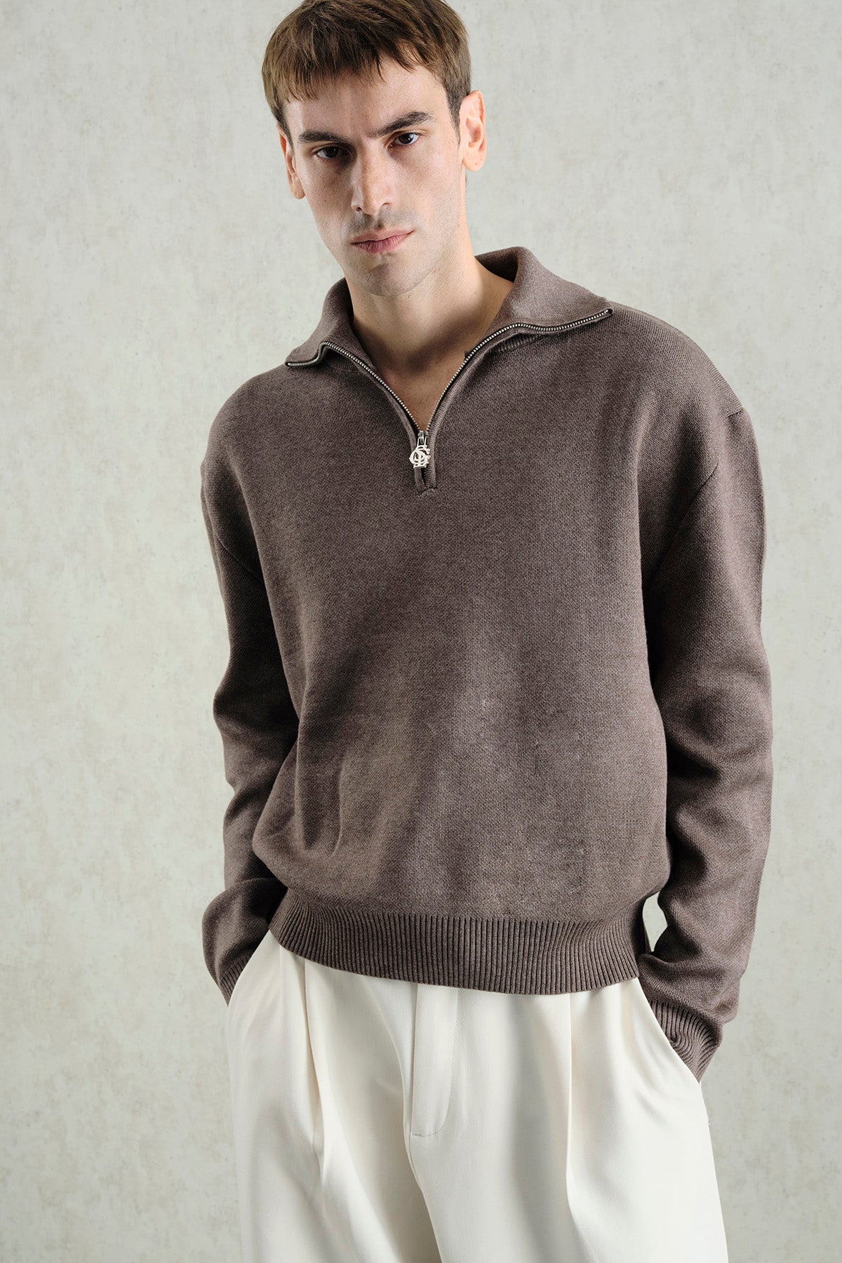 FERMUARLI REGULAR FIT YÜKSEK YAKA KAHVERENGİ KAZAK