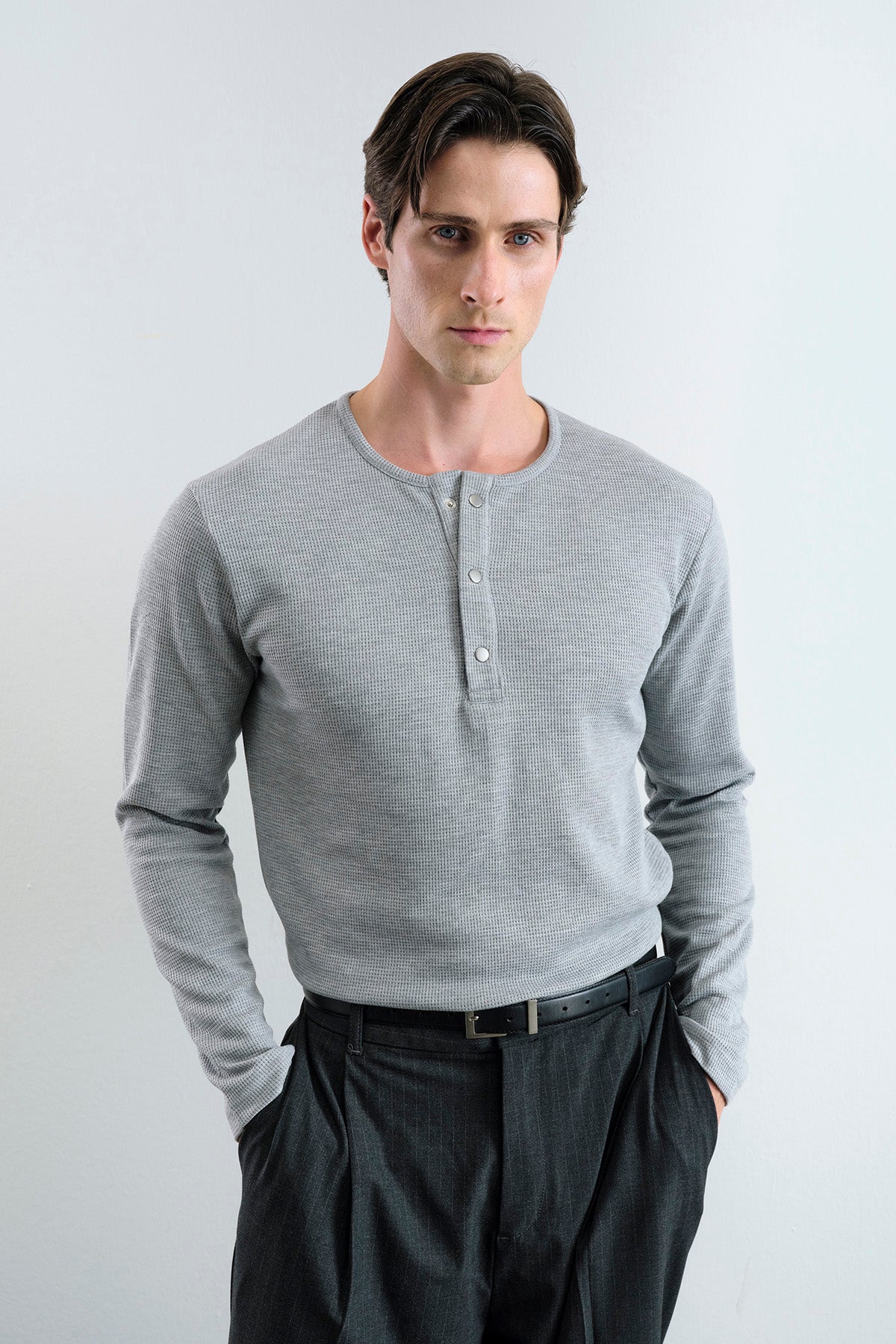 METAL ÇITÇITLI UZUN KOLLU GRİ T-SHIRT