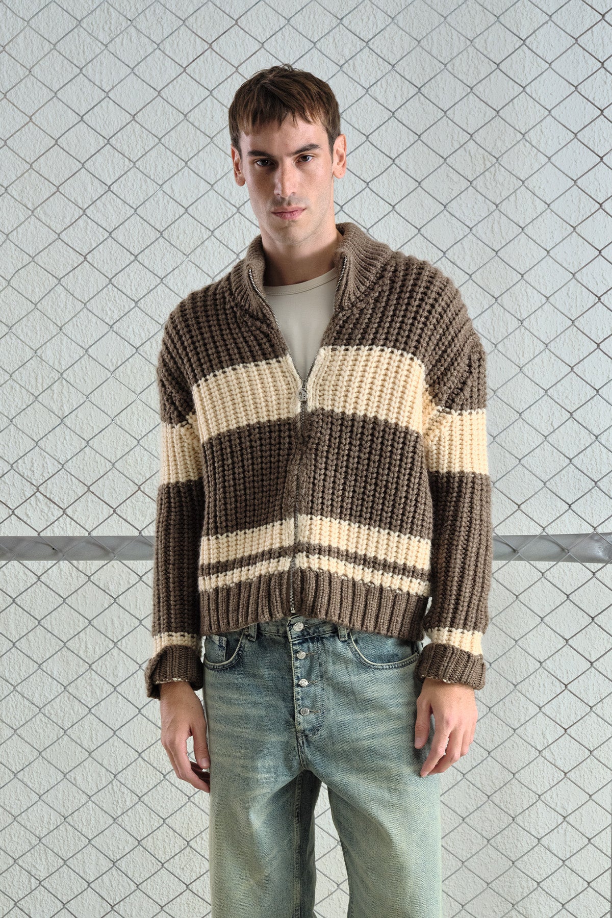 ZIPPED KNITTED BROWN CARDIGAN