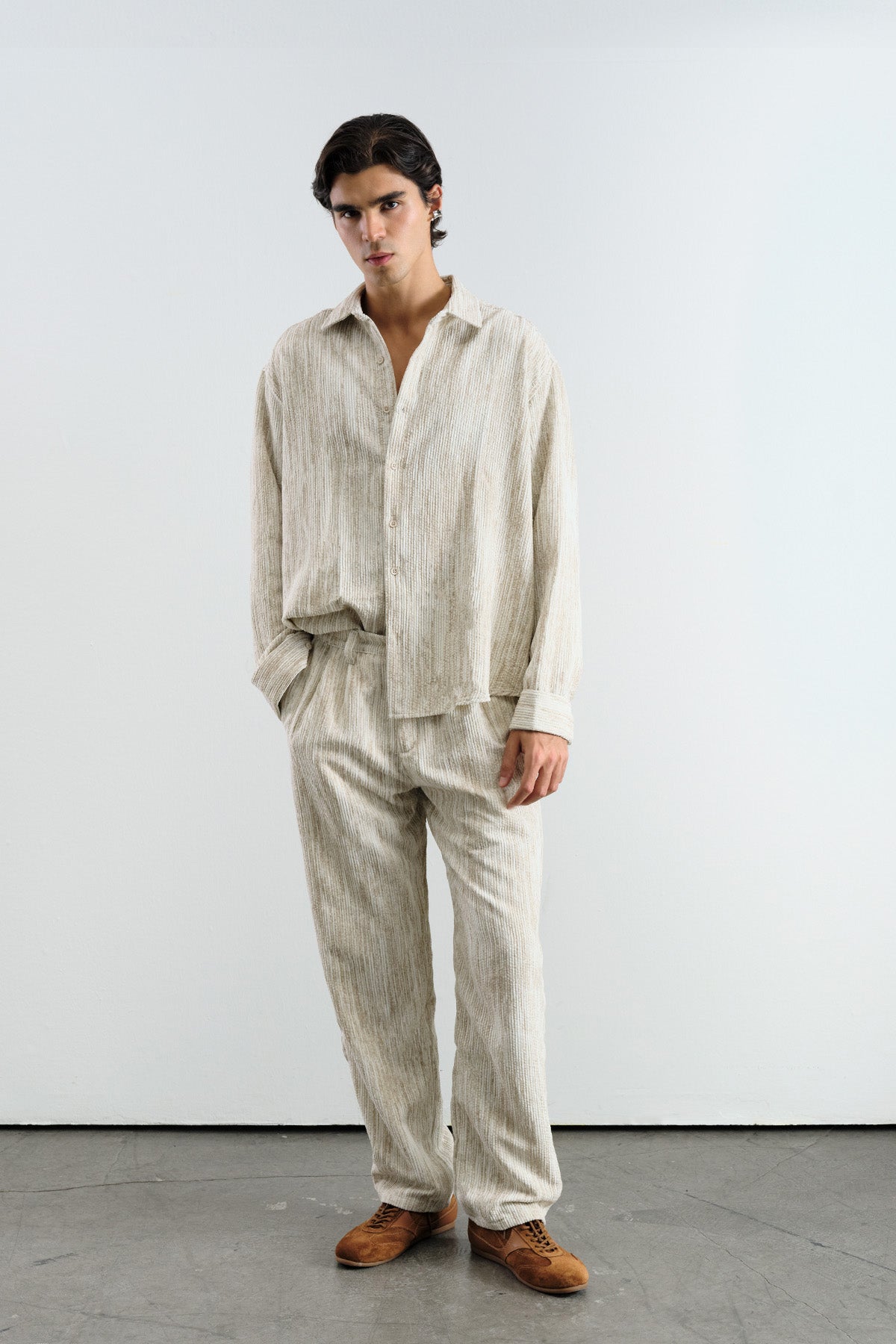 OVERSIZE EFEKTLİ KADİFE BEJ GÖMLEK