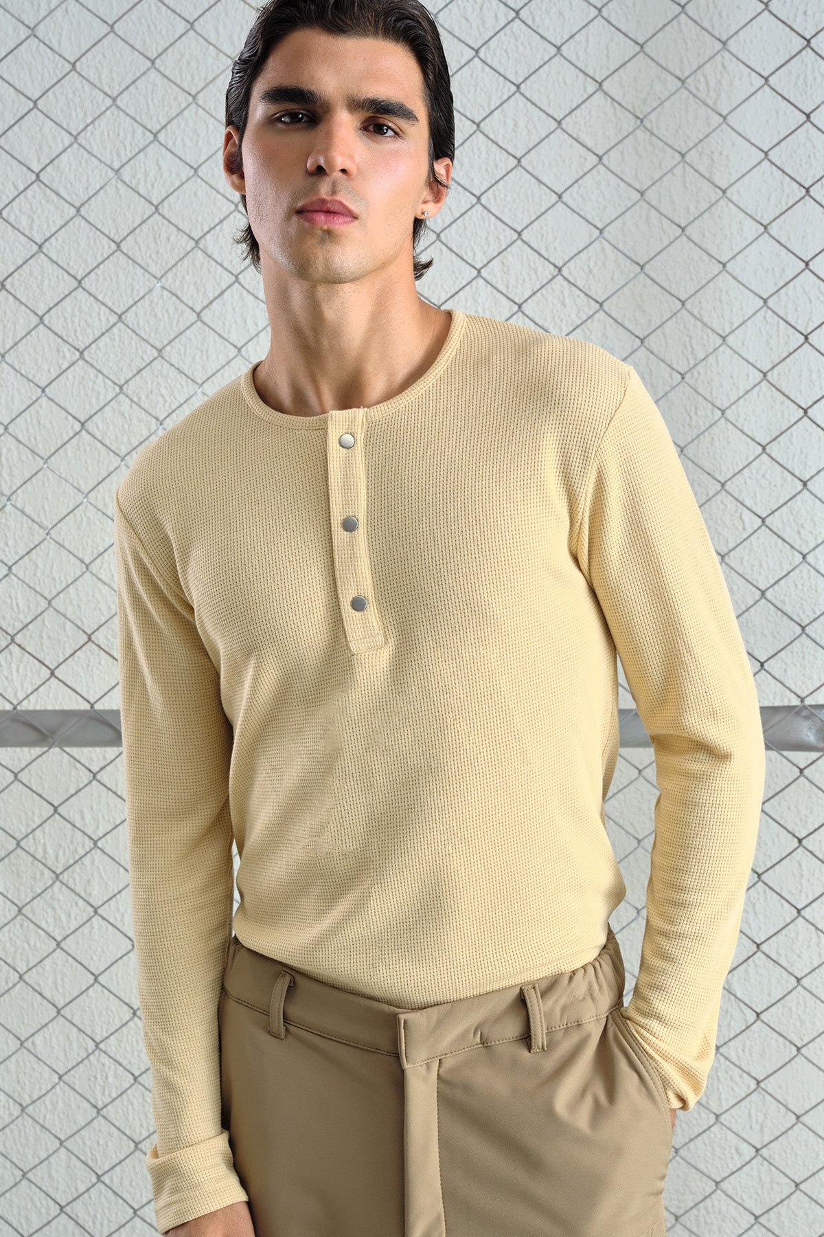BEIGE LONG-SLEEVED T-SHIRT WITH METAL SNAPS
