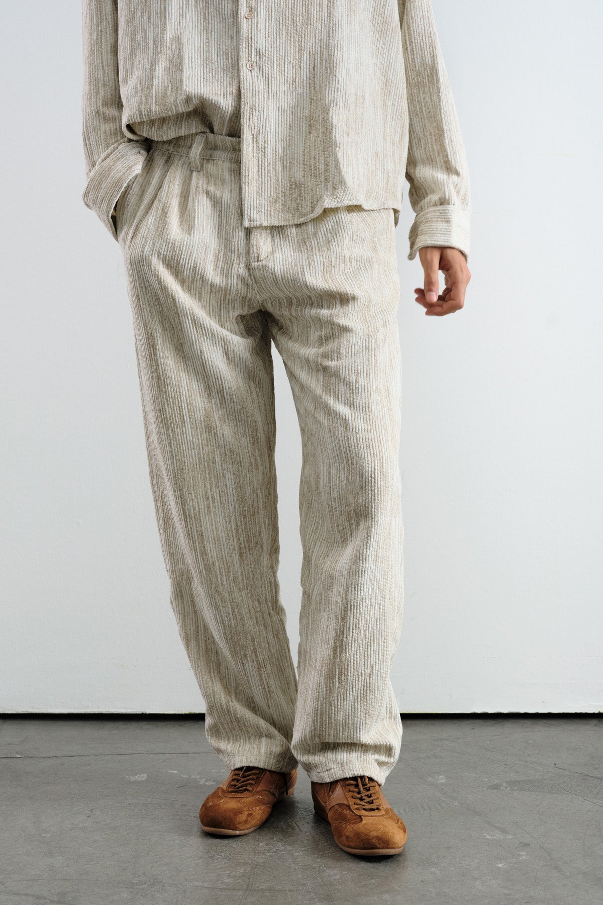 VELVET BEIGE PLEATED TROUSERS WITH EFFECT