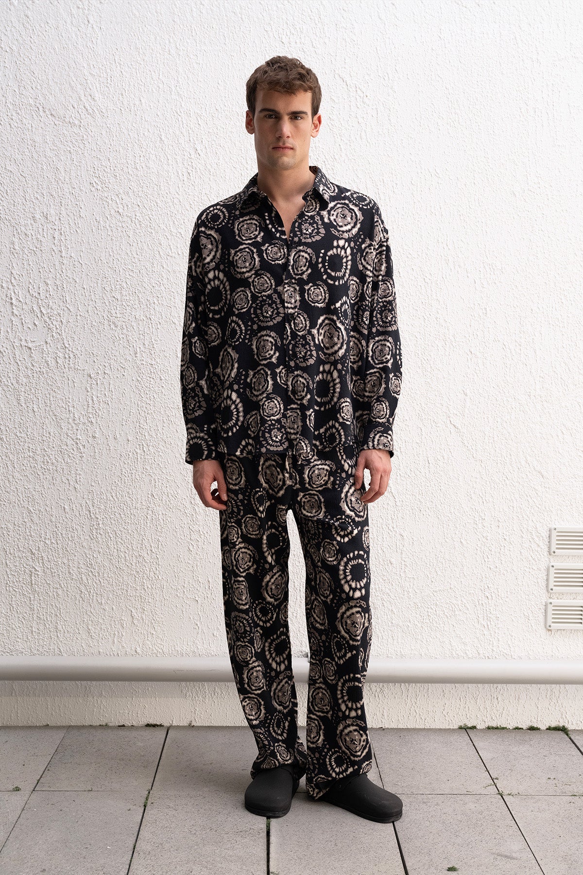 PATTERNED BLACK SHIRT