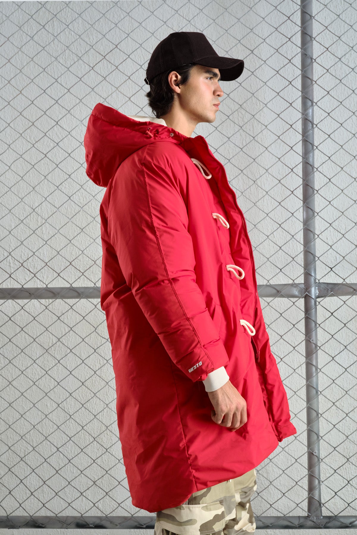 KAPÜŞONLU UZUN ŞİŞME KIRMIZI MONT