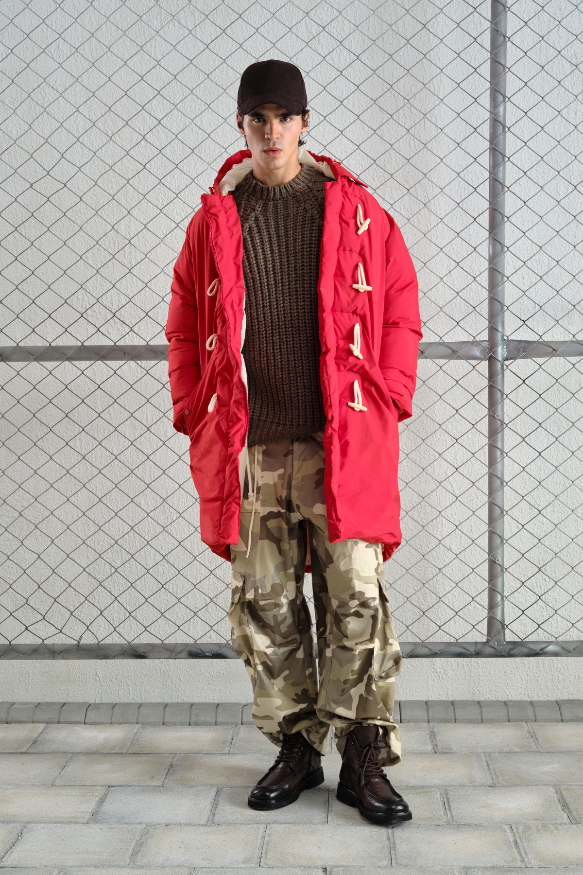 KAPÜŞONLU UZUN ŞİŞME KIRMIZI MONT