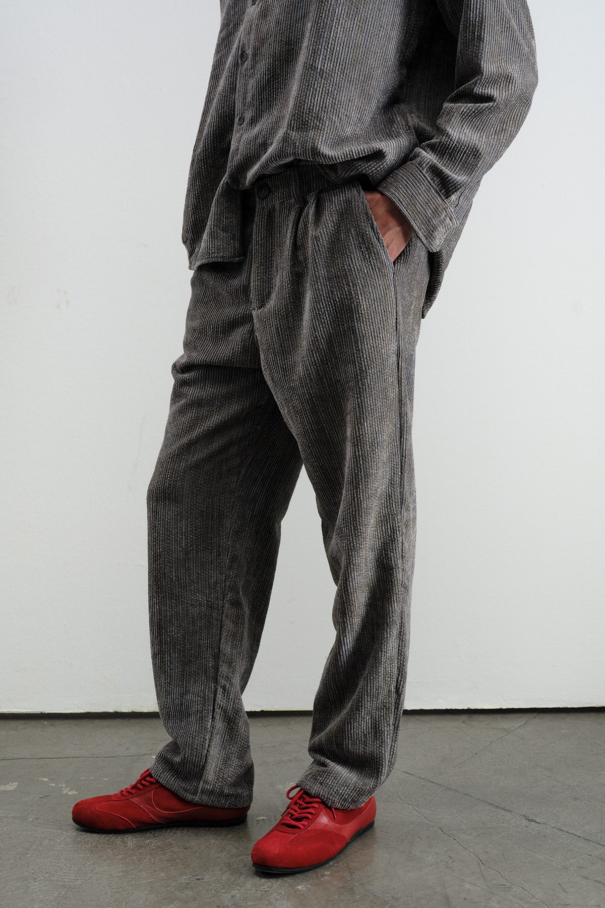 EFEKTLİ PİLİLİ KADİFE ANTRASİT PANTOLON