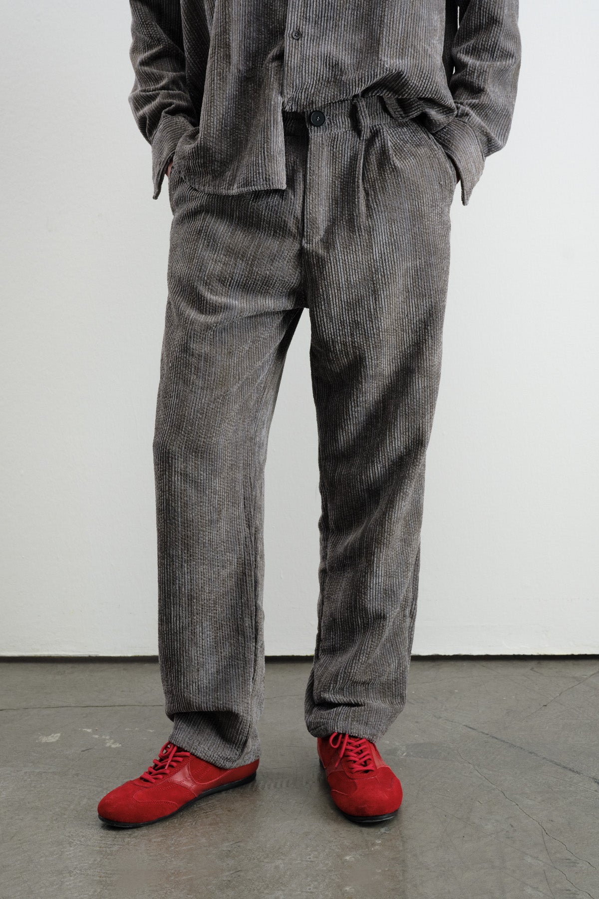 EFFECTIVE PLEATED VELVET ANTHRACITE TROUSERS