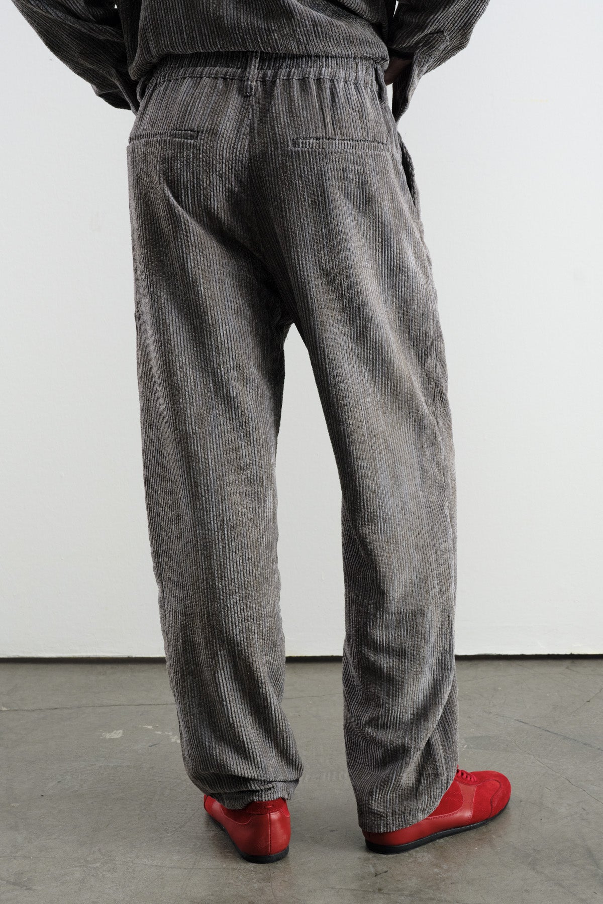 EFEKTLİ PİLİLİ KADİFE ANTRASİT PANTOLON