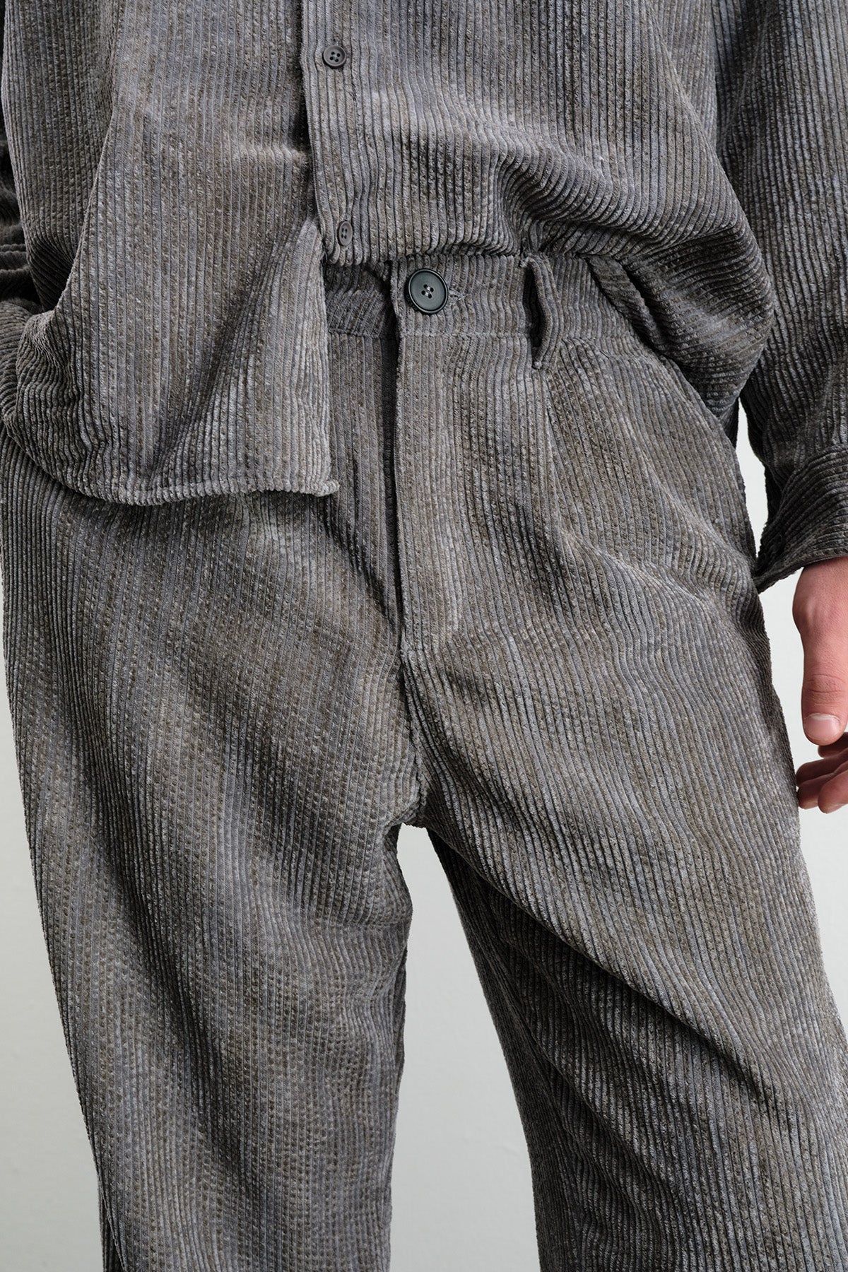 EFEKTLİ PİLİLİ KADİFE ANTRASİT PANTOLON