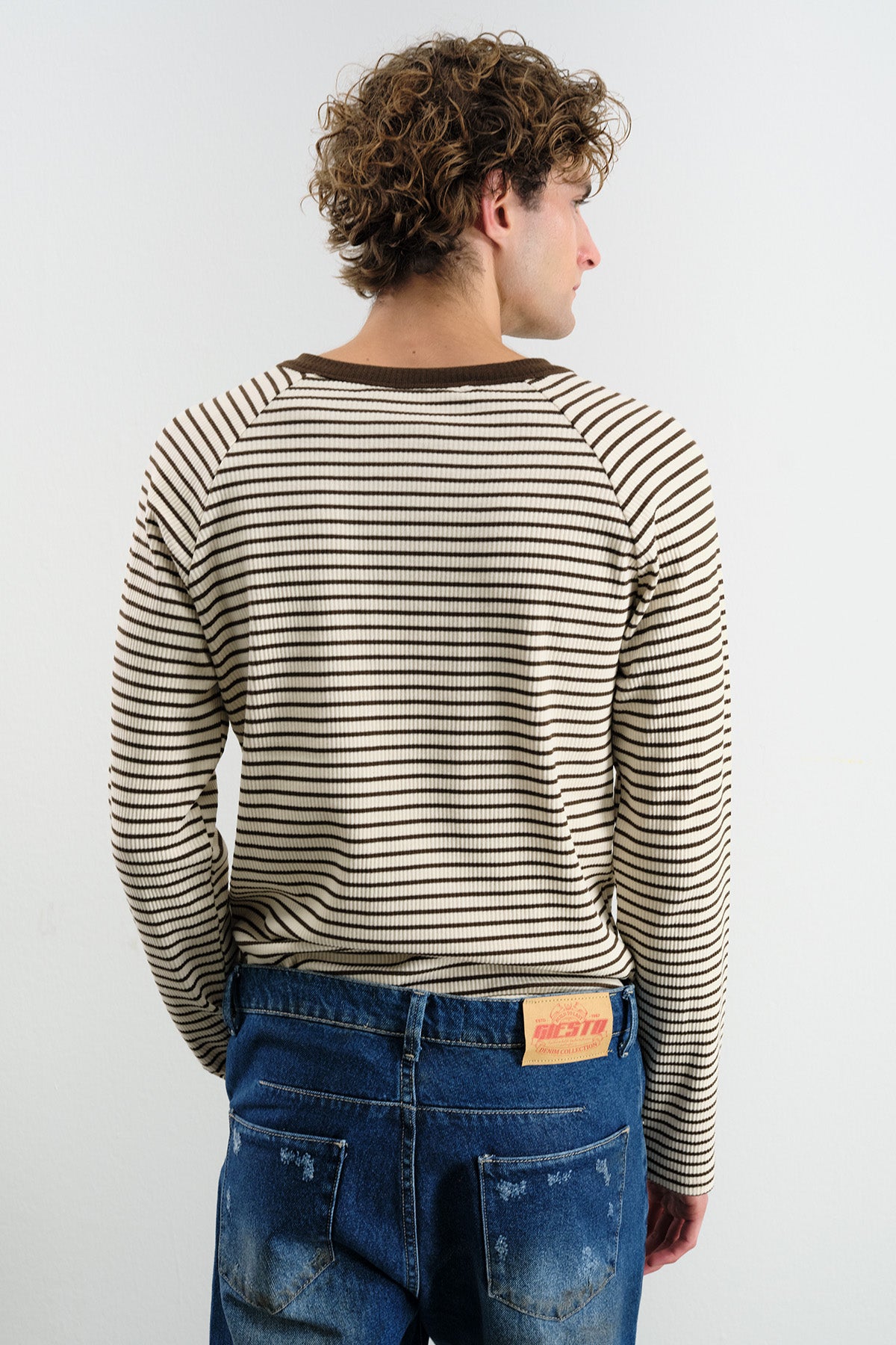 KONTRAST YAKALI ÇİZGİLİ KAHVERENGİ T-SHIRT
