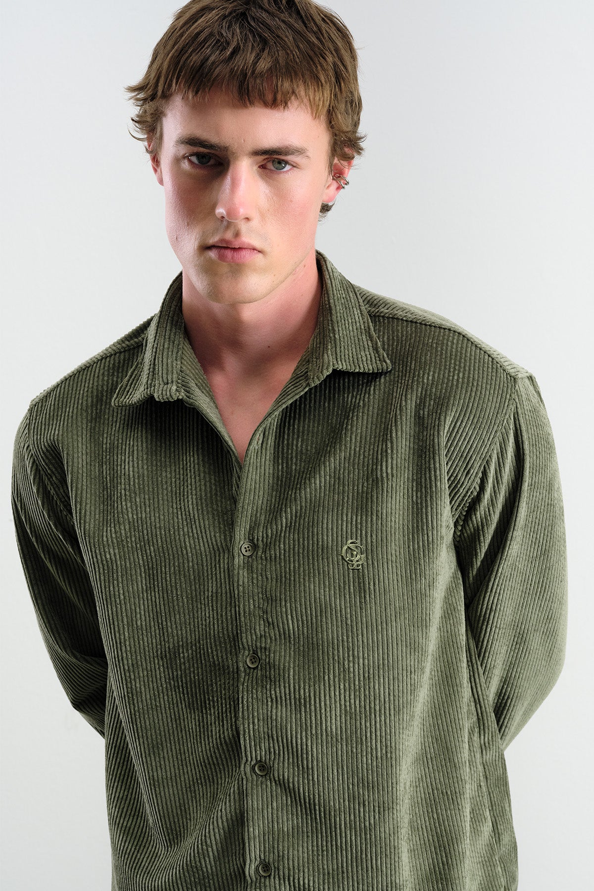 OVERSIZE DÖKÜMLÜ KADİFE HAKİ GÖMLEK