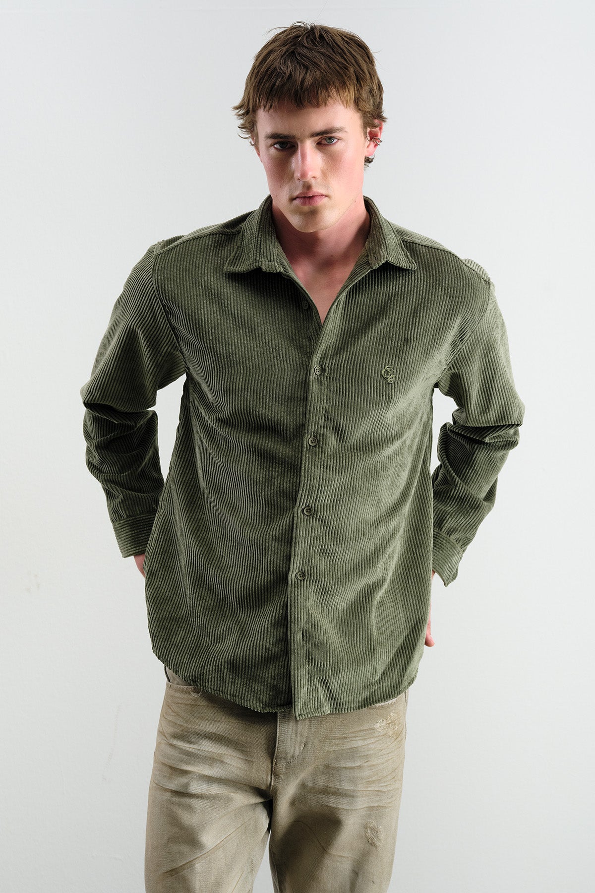 OVERSIZE DÖKÜMLÜ KADİFE HAKİ GÖMLEK