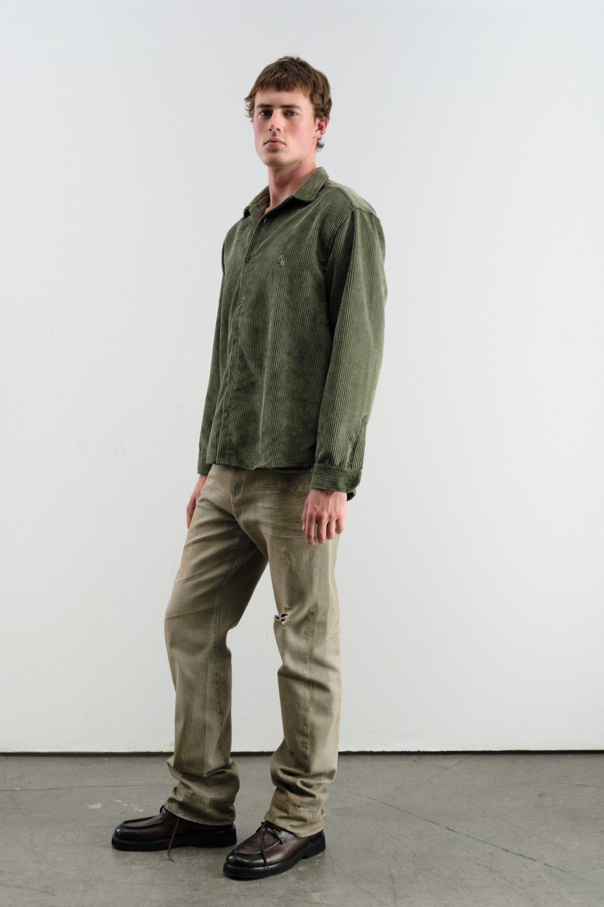 OVERSIZE DÖKÜMLÜ KADİFE HAKİ GÖMLEK