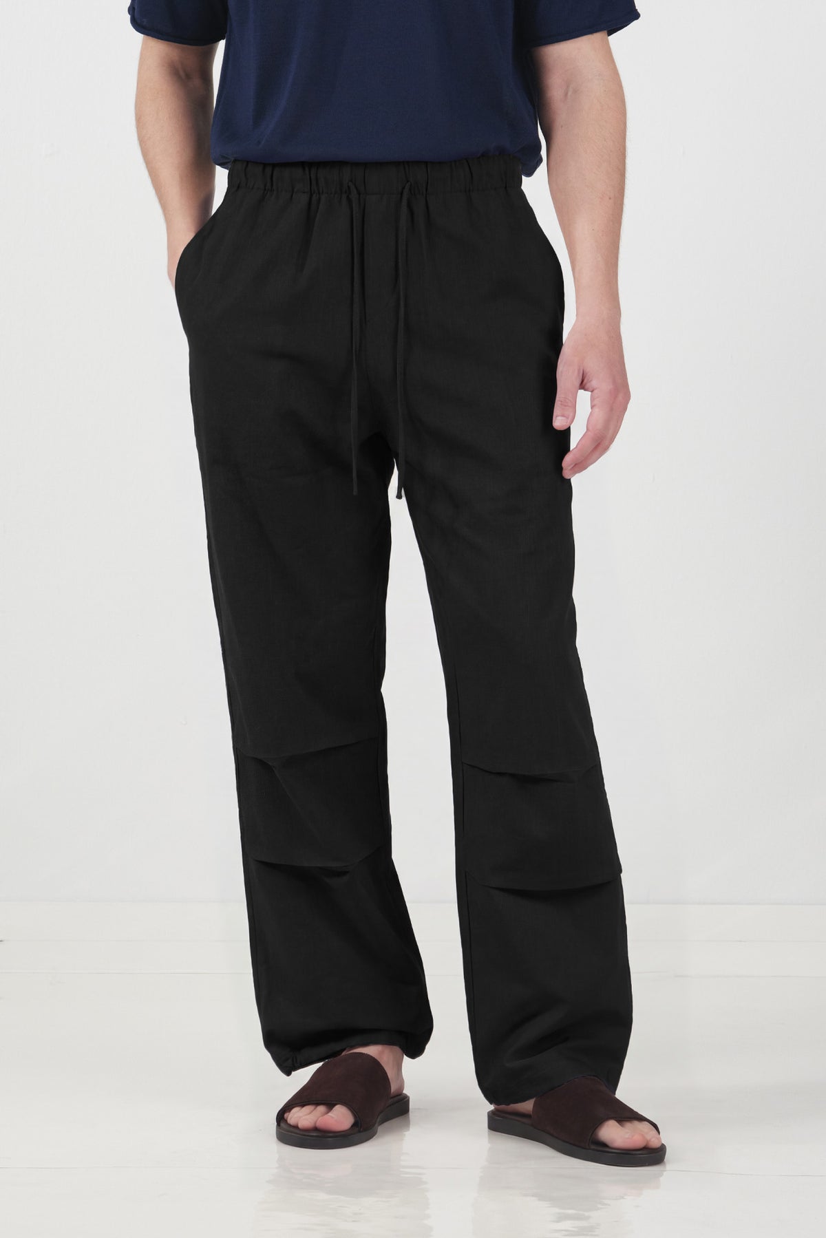 REGULAR FIT BASKILI SİYAH TENSEL PANTOLON
