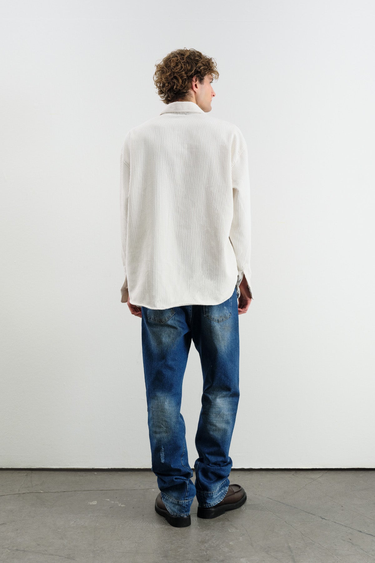 OVERSIZE DÖKÜMLÜ KADİFE BEYAZ GÖMLEK