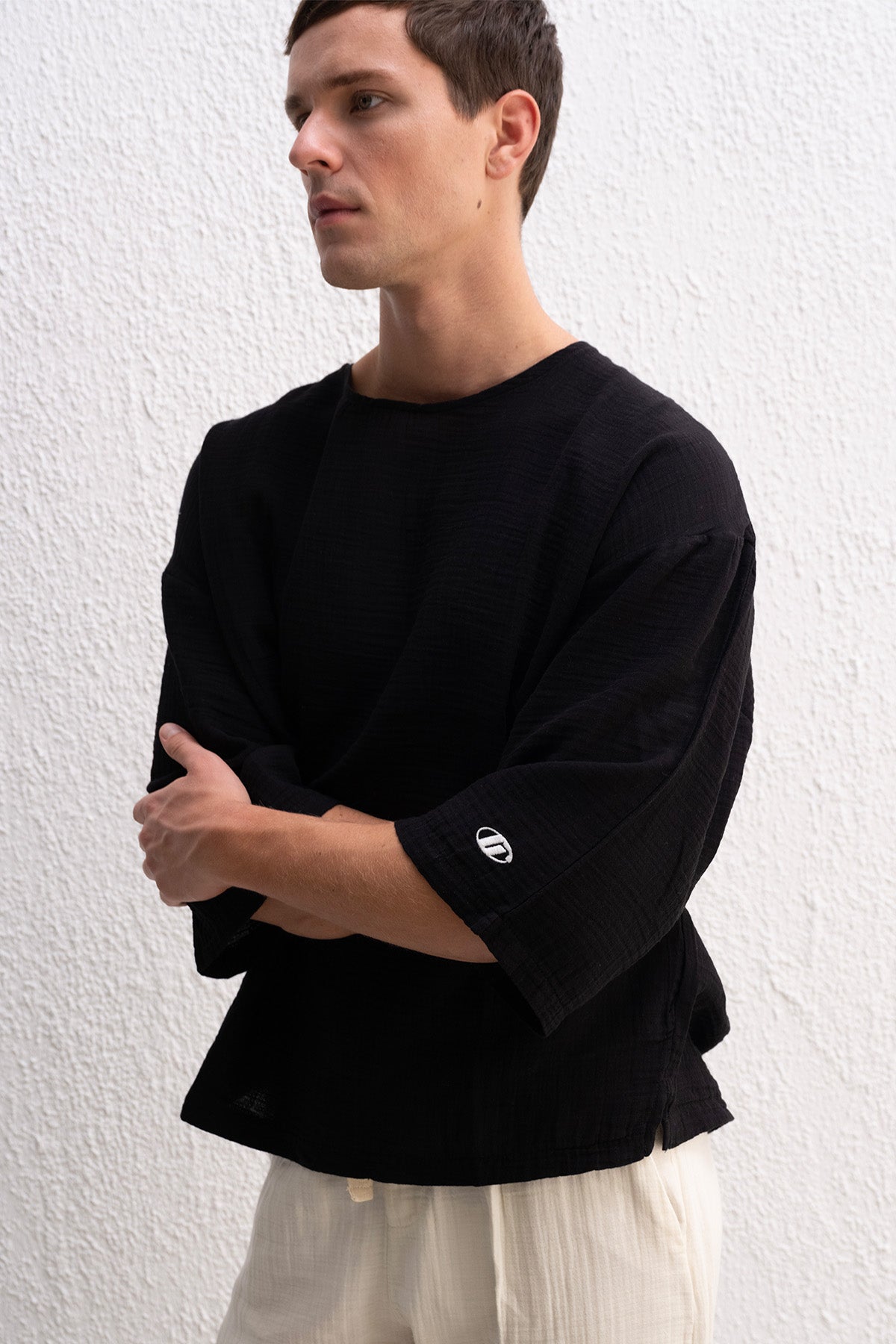 EMBROIDERED TEXTURED BLACK T-SHIRT