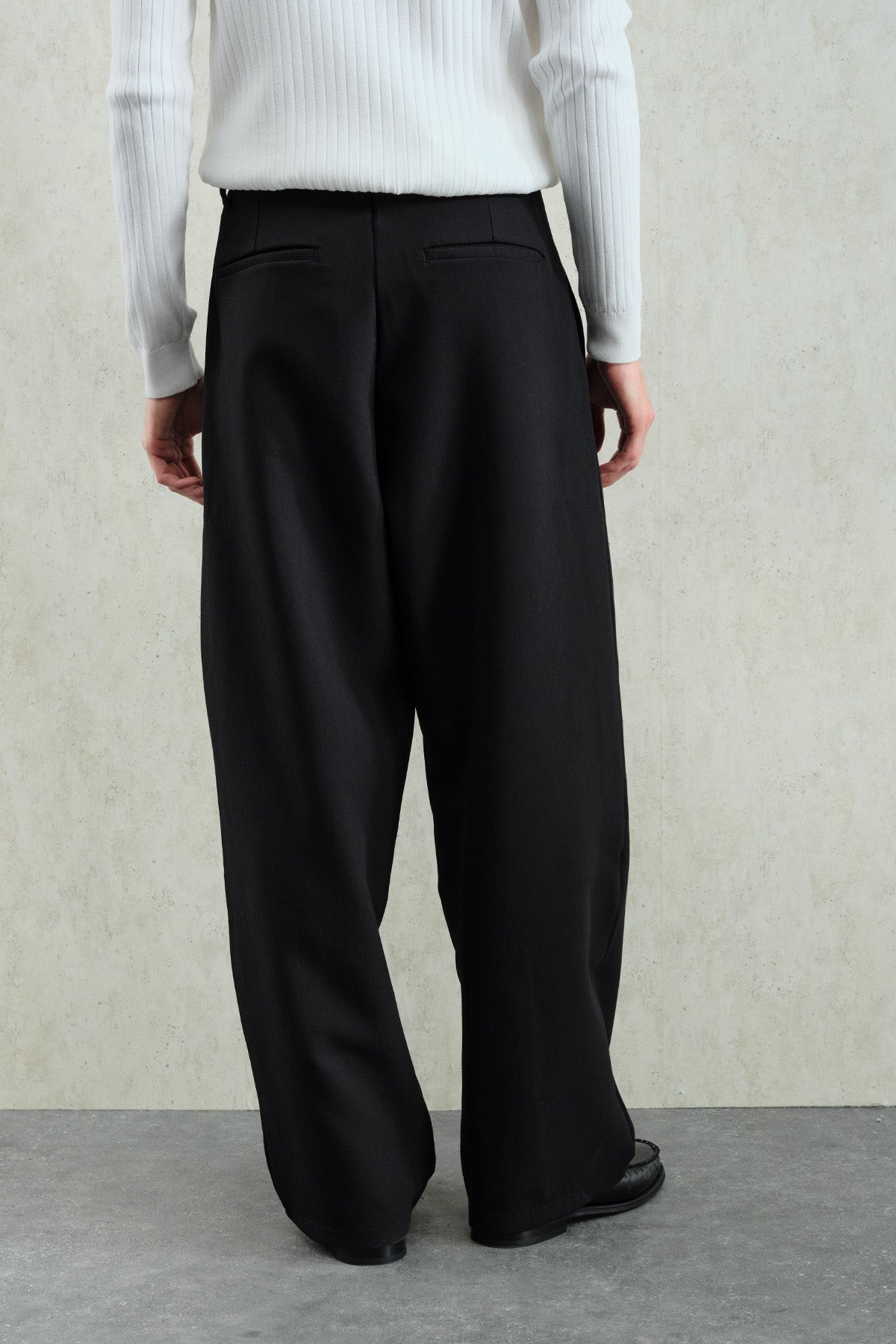 BOL KESİM GENİŞ PAÇALI PİLİLİ DÖKÜMLÜ SİYAH PANTOLON