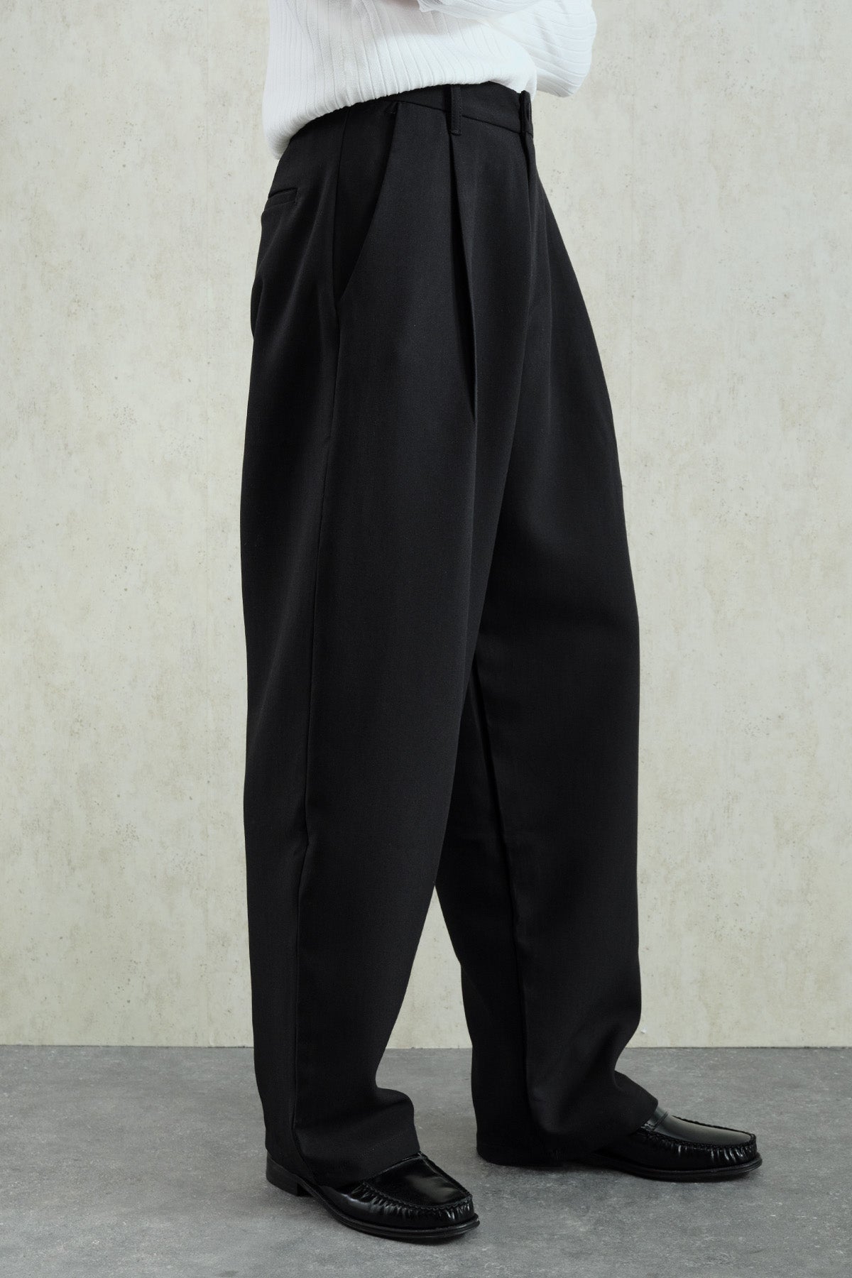 BOL KESİM GENİŞ PAÇALI PİLİLİ DÖKÜMLÜ SİYAH PANTOLON