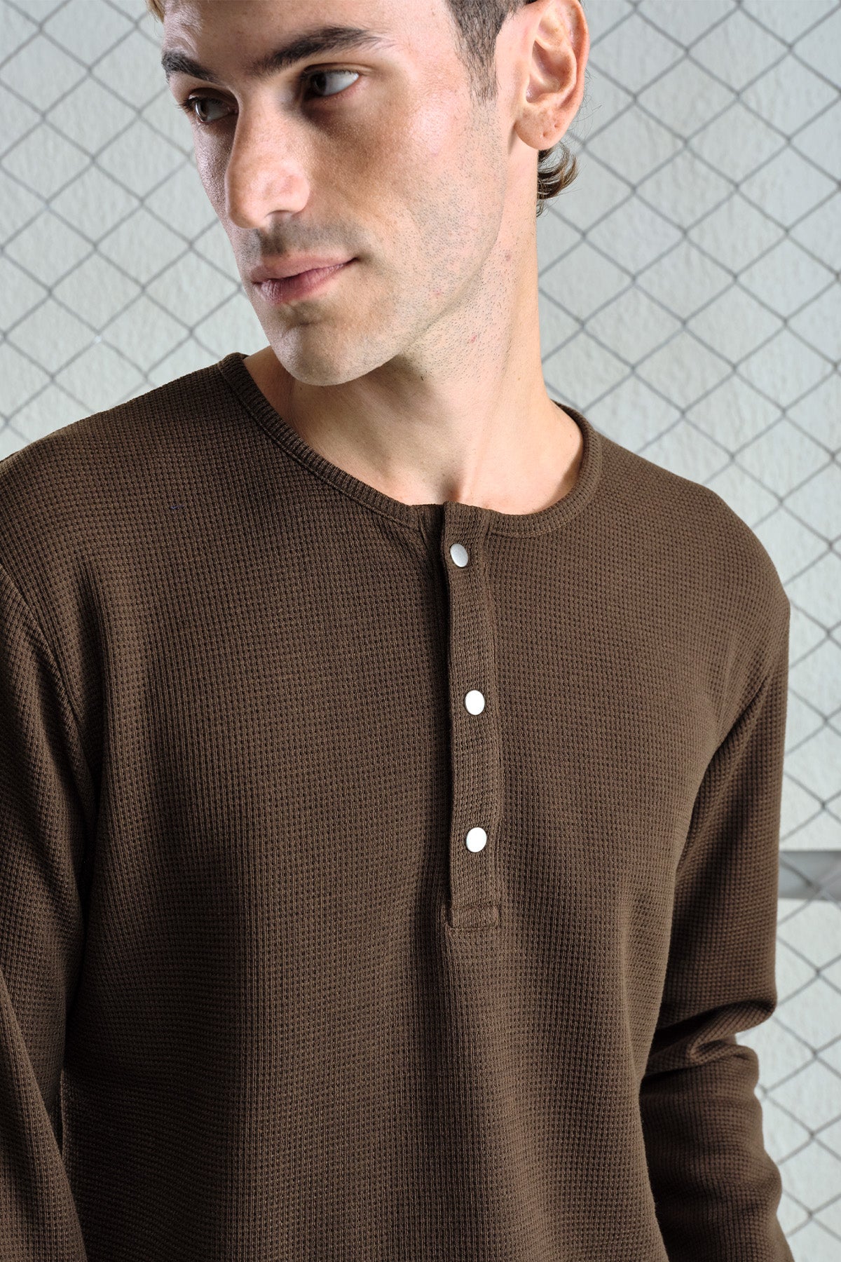 BROWN LONG SLEEVED T-SHIRT WITH METAL SNAPS