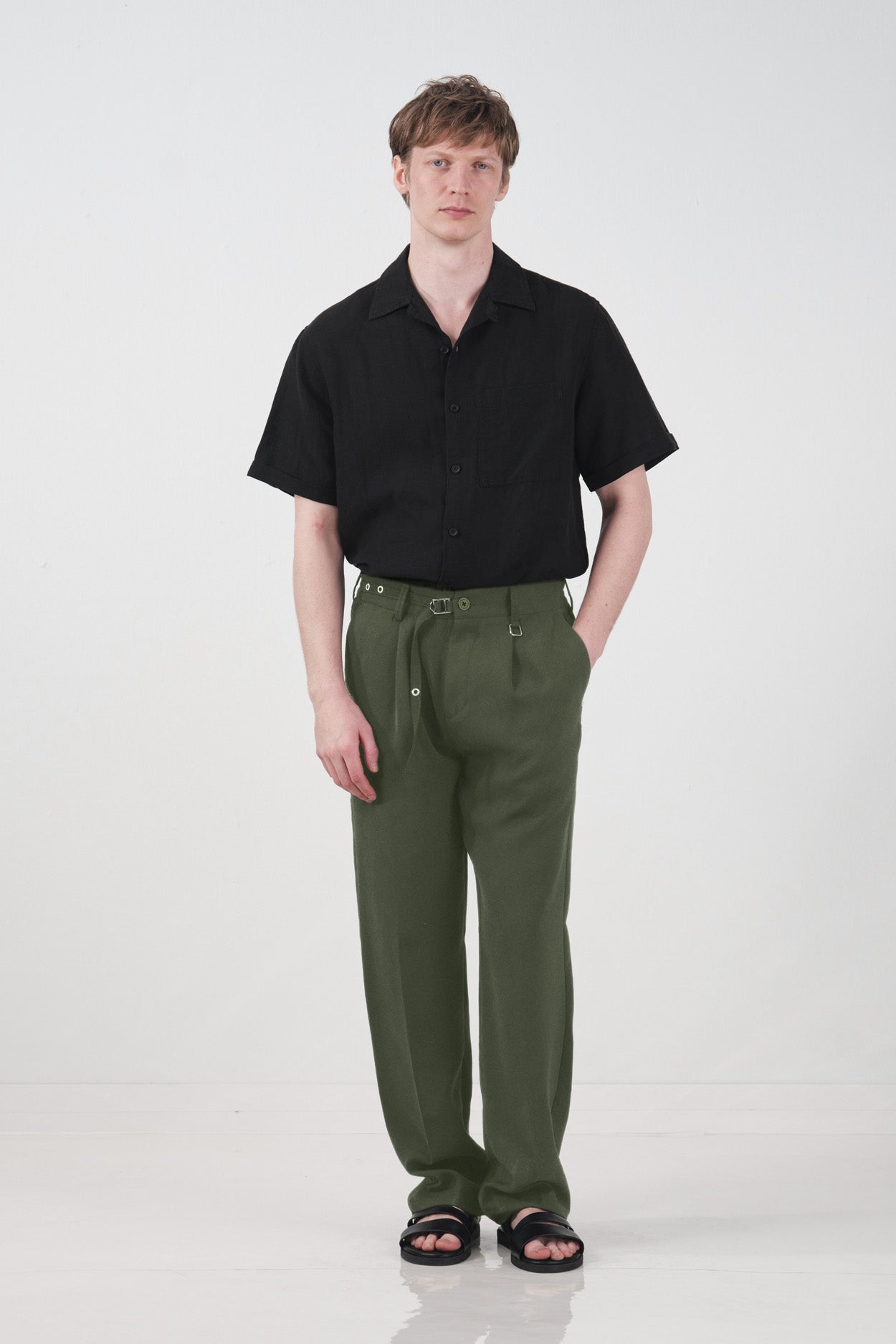 DOKULU İNCE KEMERLİ HAKİ PİLİLİ PANTOLON