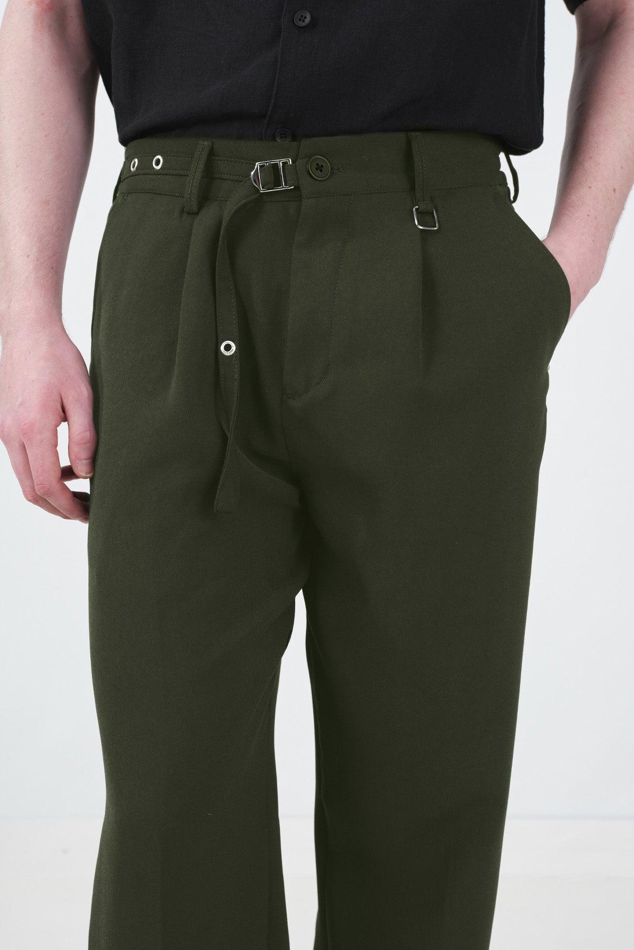 DOKULU İNCE KEMERLİ HAKİ PİLİLİ PANTOLON