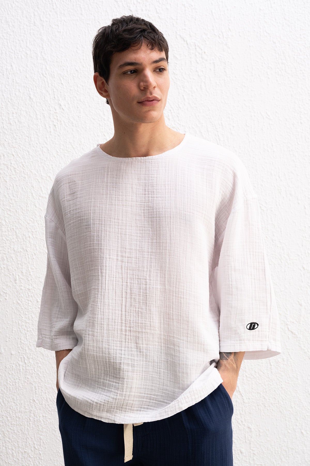 EMBROIDERED TEXTURED WHITE T-SHIRT