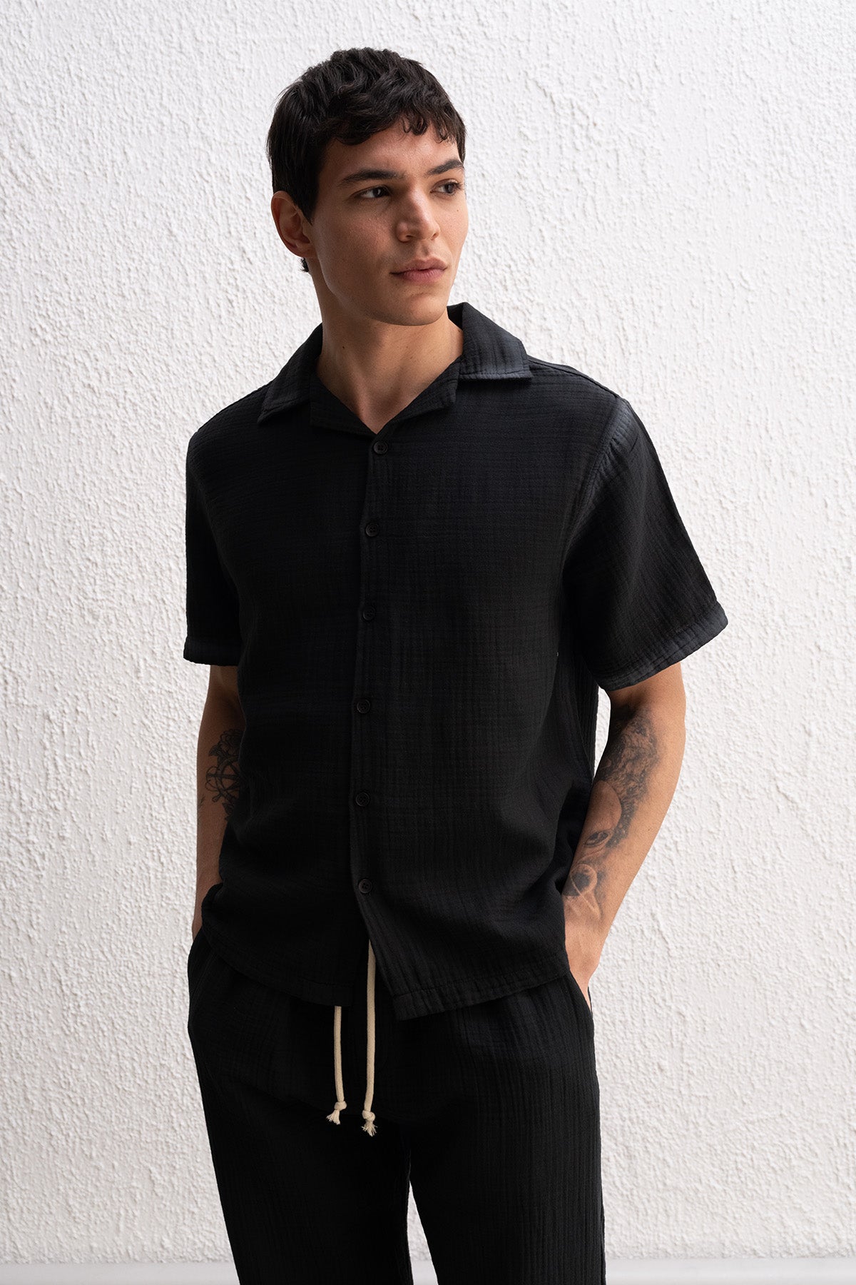 BLACK SHIRT WITH SIDE EFFECTS