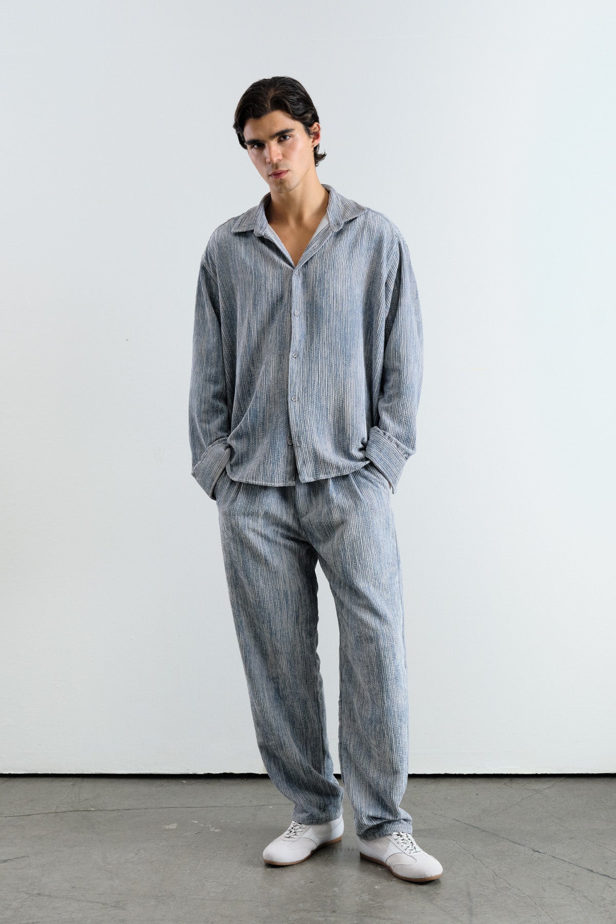 OVERSIZE EFEKTLİ KADİFE MAVİ GÖMLEK