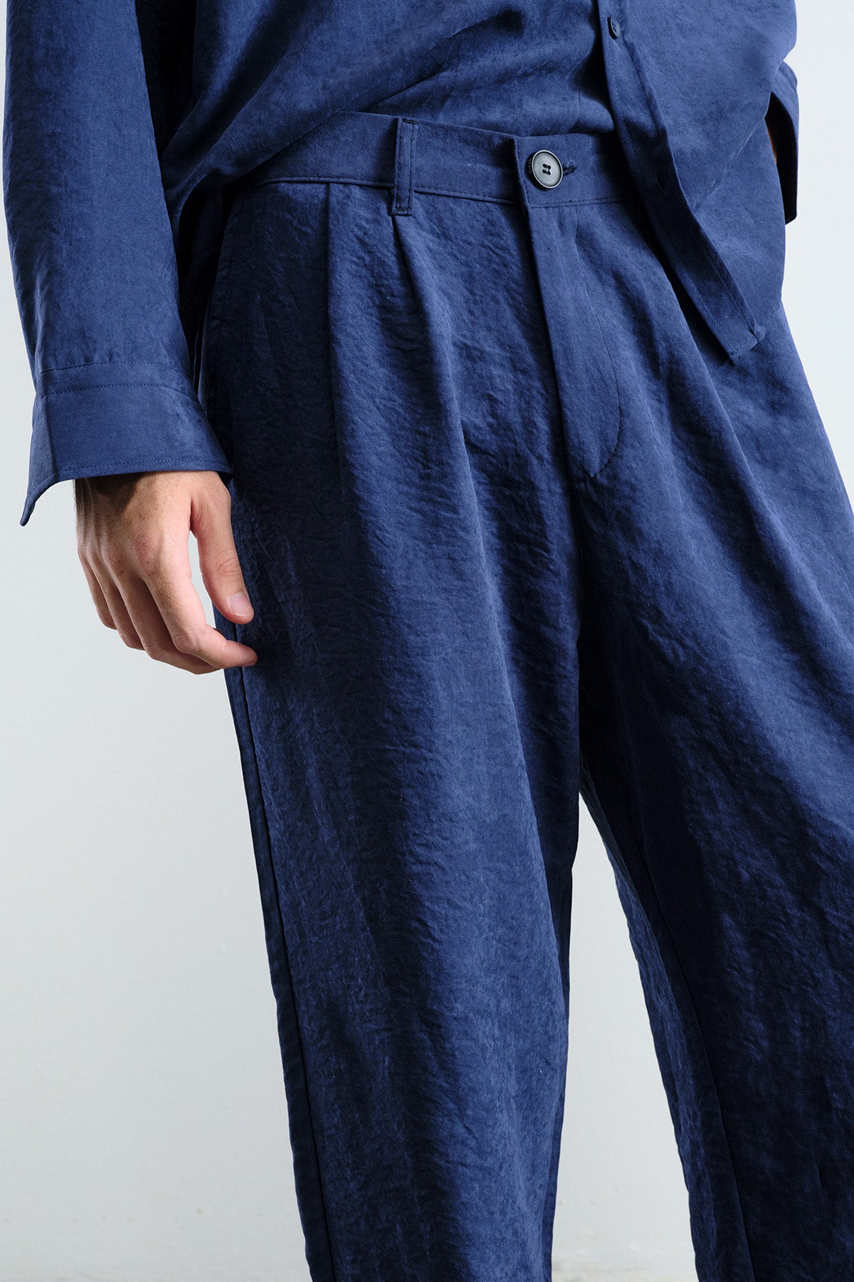 NAVY MODAL PLEATED TROUSERS WITH EFFECTS