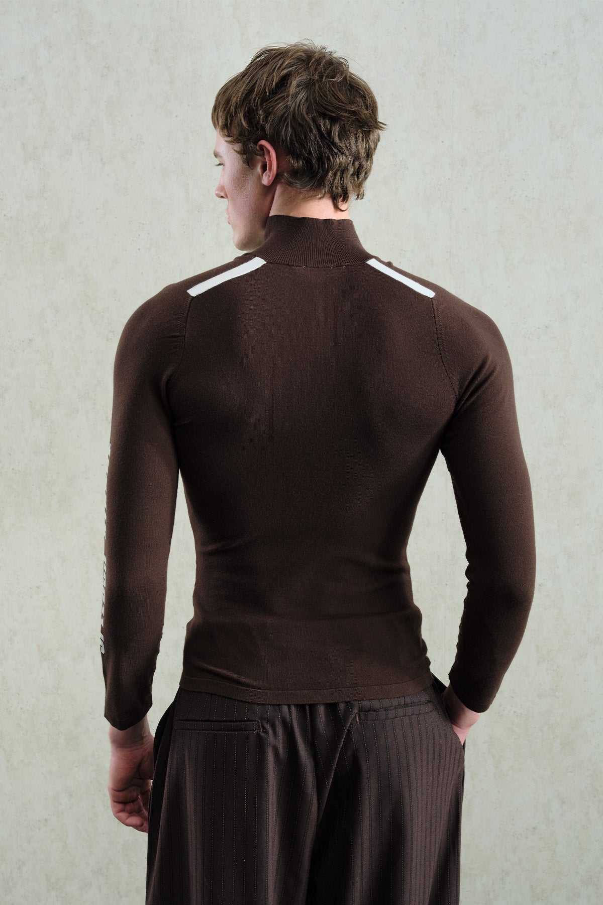 BASKILI YÜKSEK YAKA SLIM FIT KAHVERENGİ TRİKO T-SHIRT