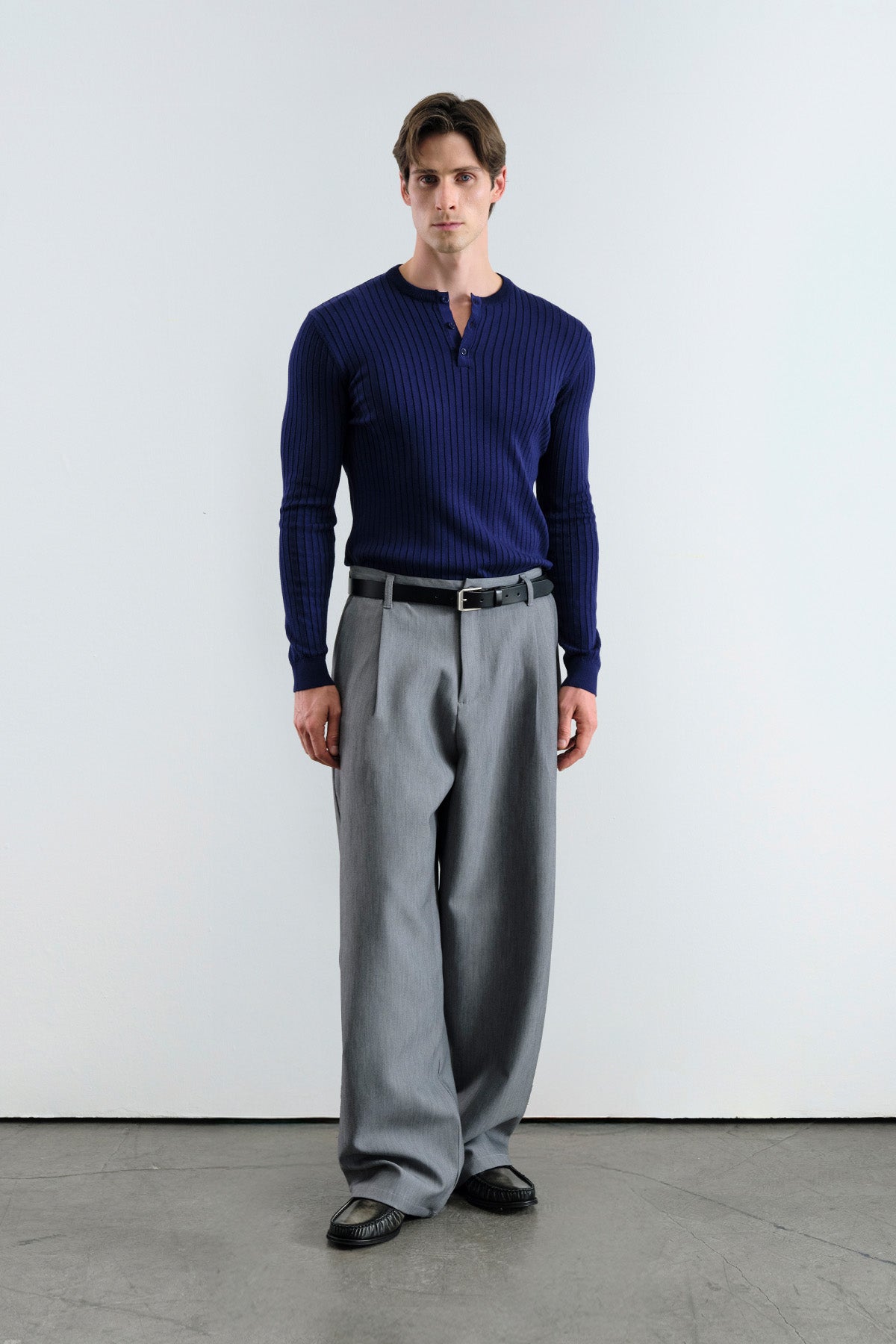 BOL KESİM GENİŞ PAÇALI PİLİLİ DÖKÜMLÜ GRİ PANTOLON