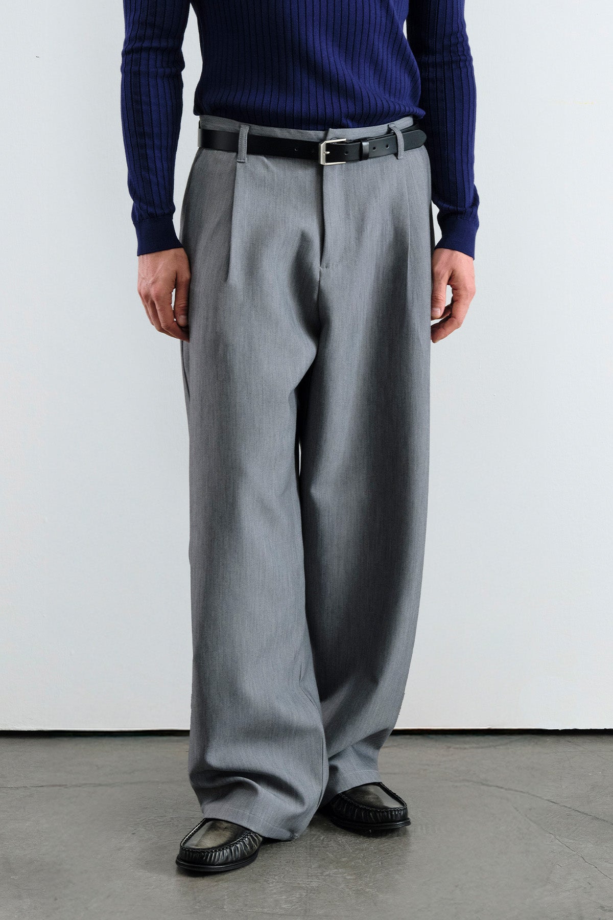 BOL KESİM GENİŞ PAÇALI PİLİLİ DÖKÜMLÜ GRİ PANTOLON