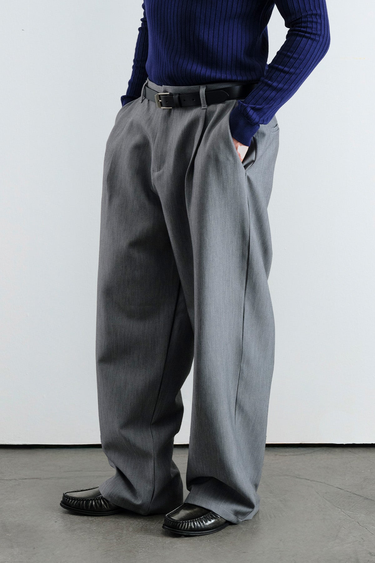 BOL KESİM GENİŞ PAÇALI PİLİLİ DÖKÜMLÜ GRİ PANTOLON