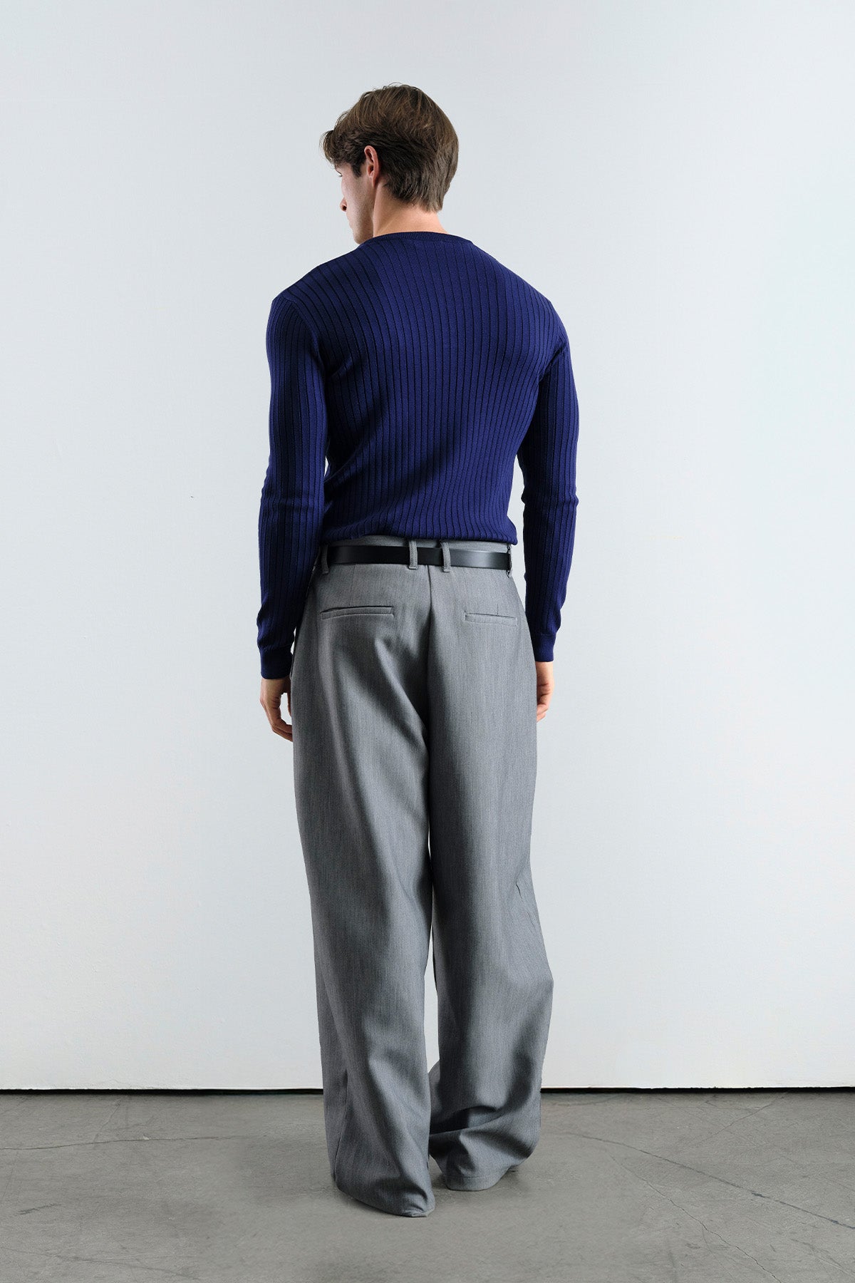 BOL KESİM GENİŞ PAÇALI PİLİLİ DÖKÜMLÜ GRİ PANTOLON