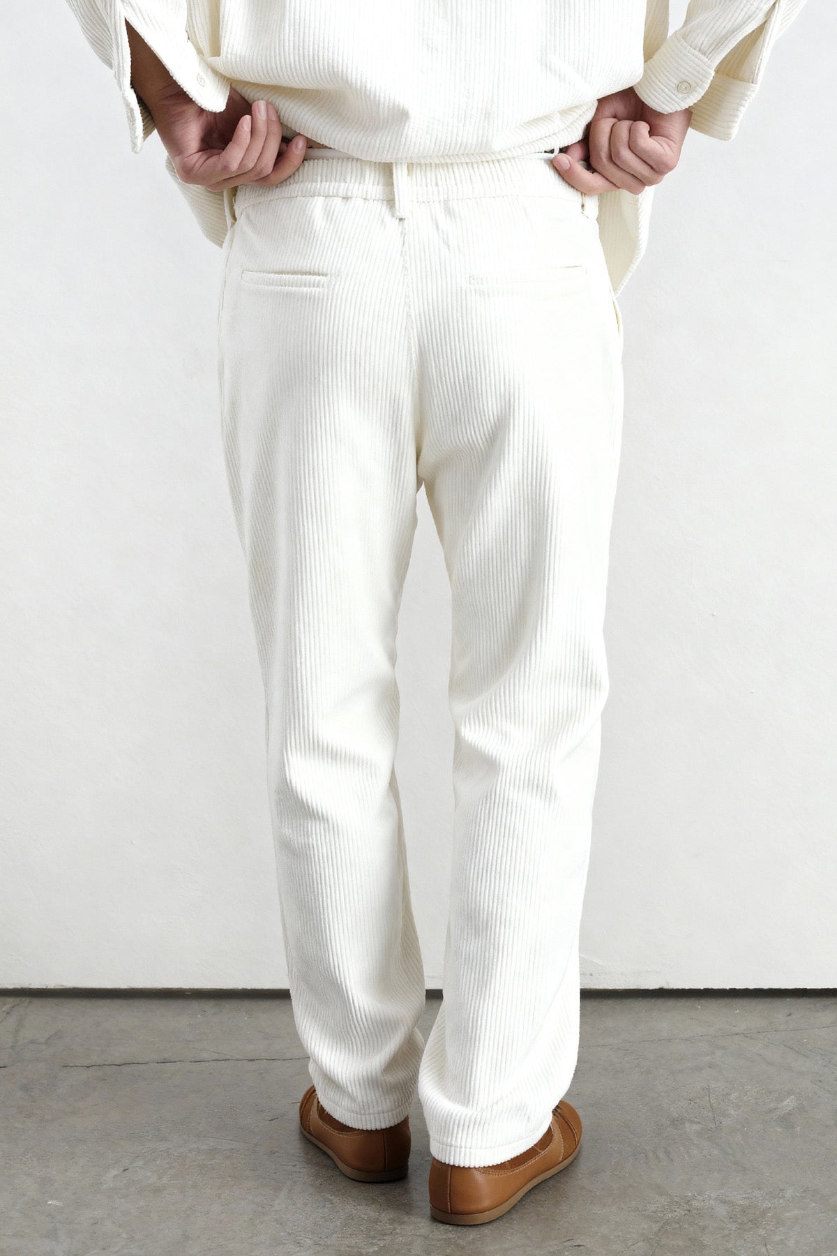 PİLİLİ KADİFE BEYAZ PANTOLON